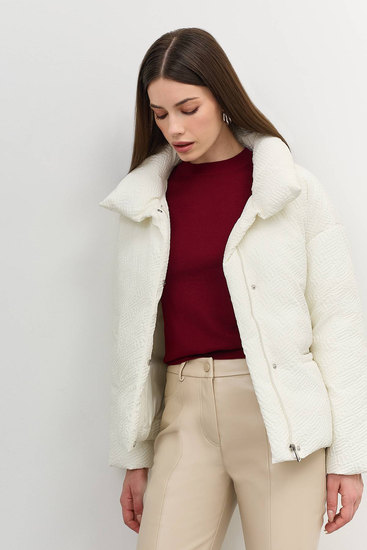 Лимитированная серия объемная куртка из фактурной ткани с палантином, 42