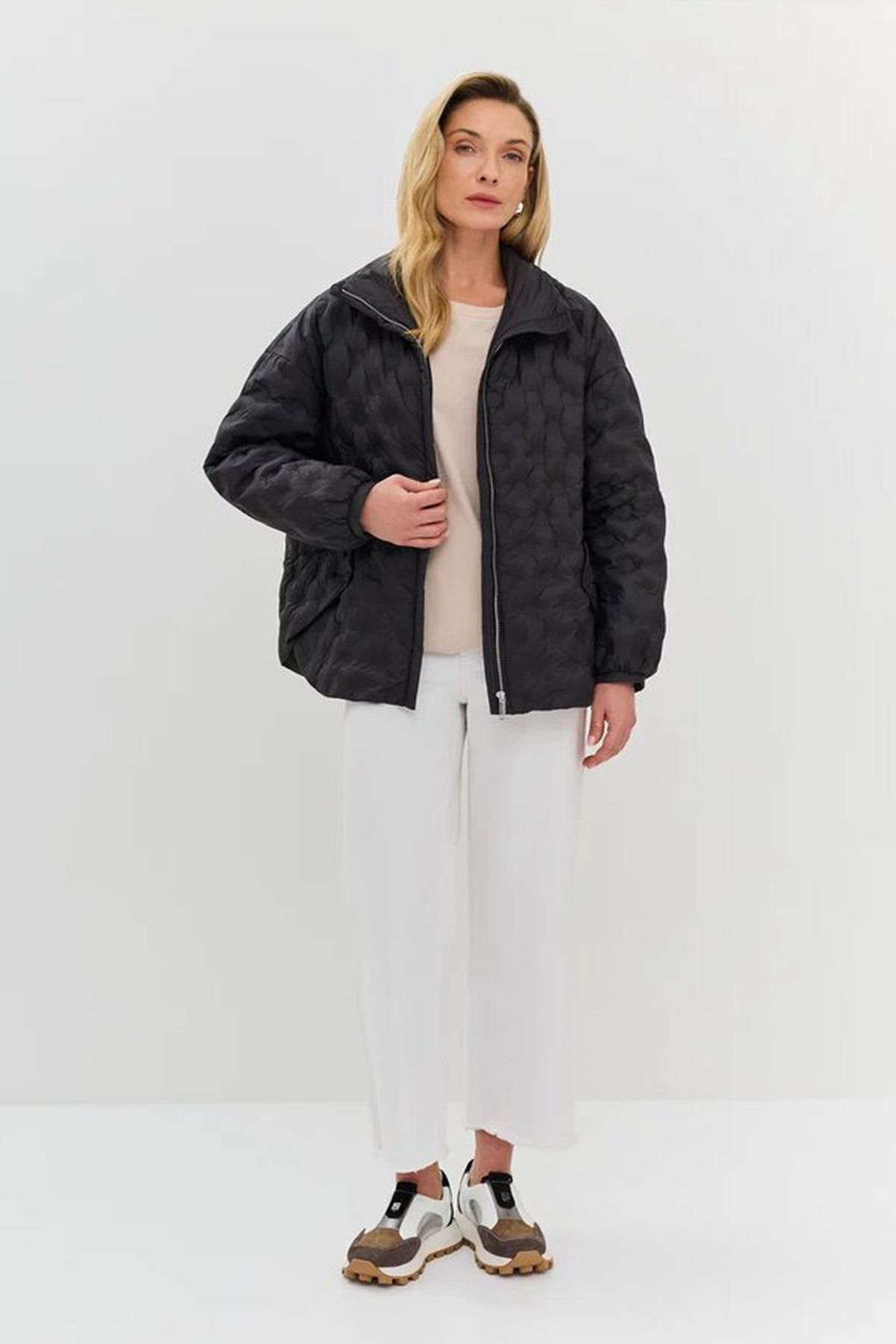 Стильная куртка oversize на натуральном утеплителе с фантазийной стежкой в черном цвете, 44р