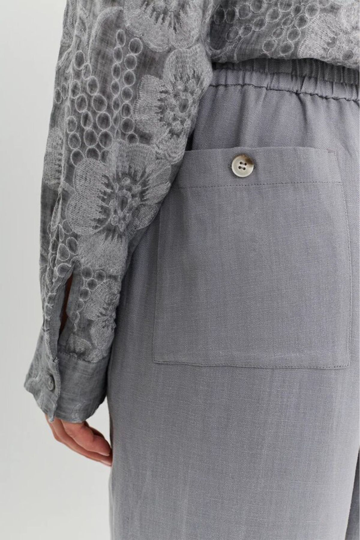 Брюки серого цвета с резинкой на талии, 44р