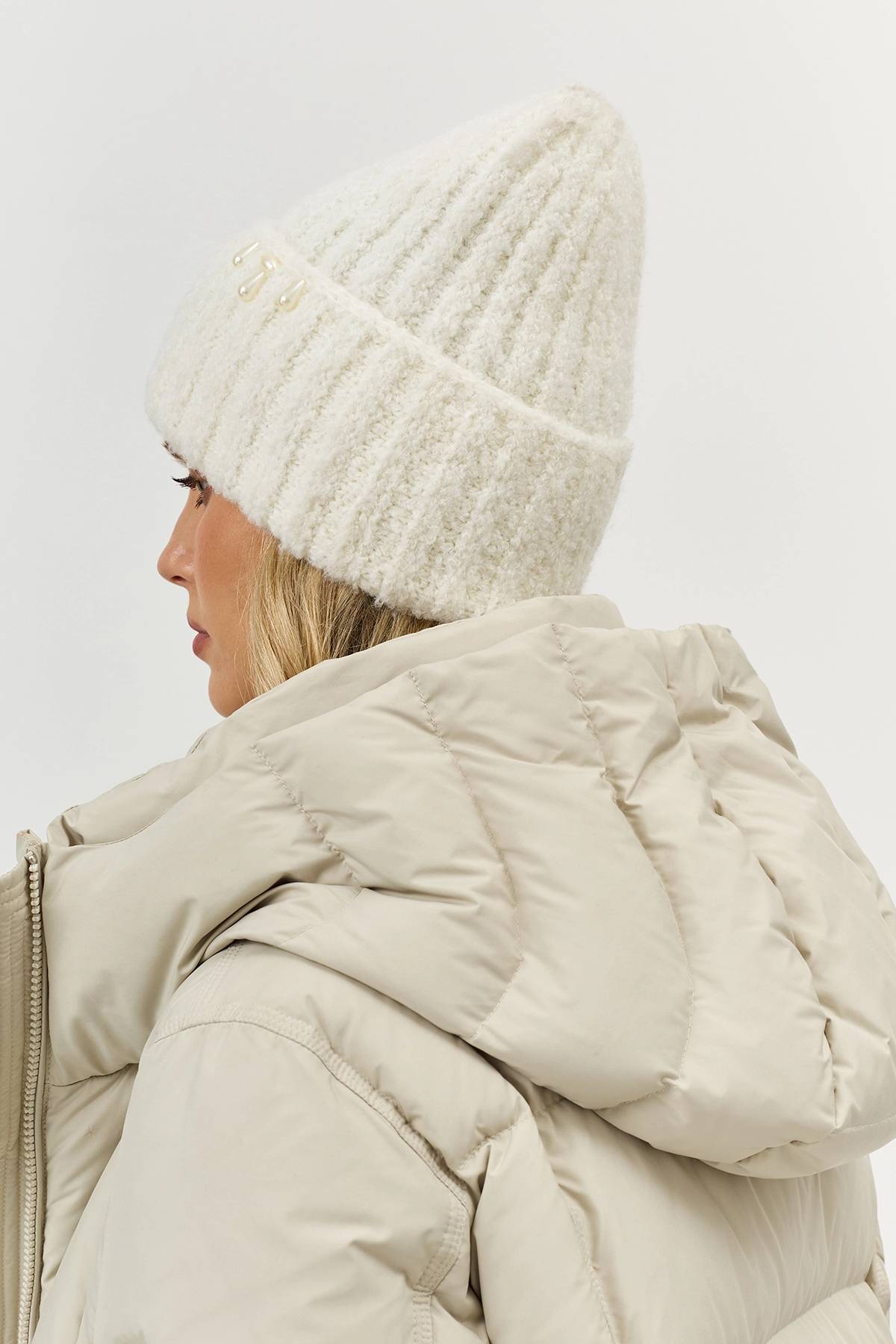 Белая пушистая шапка с деликатным декором, One