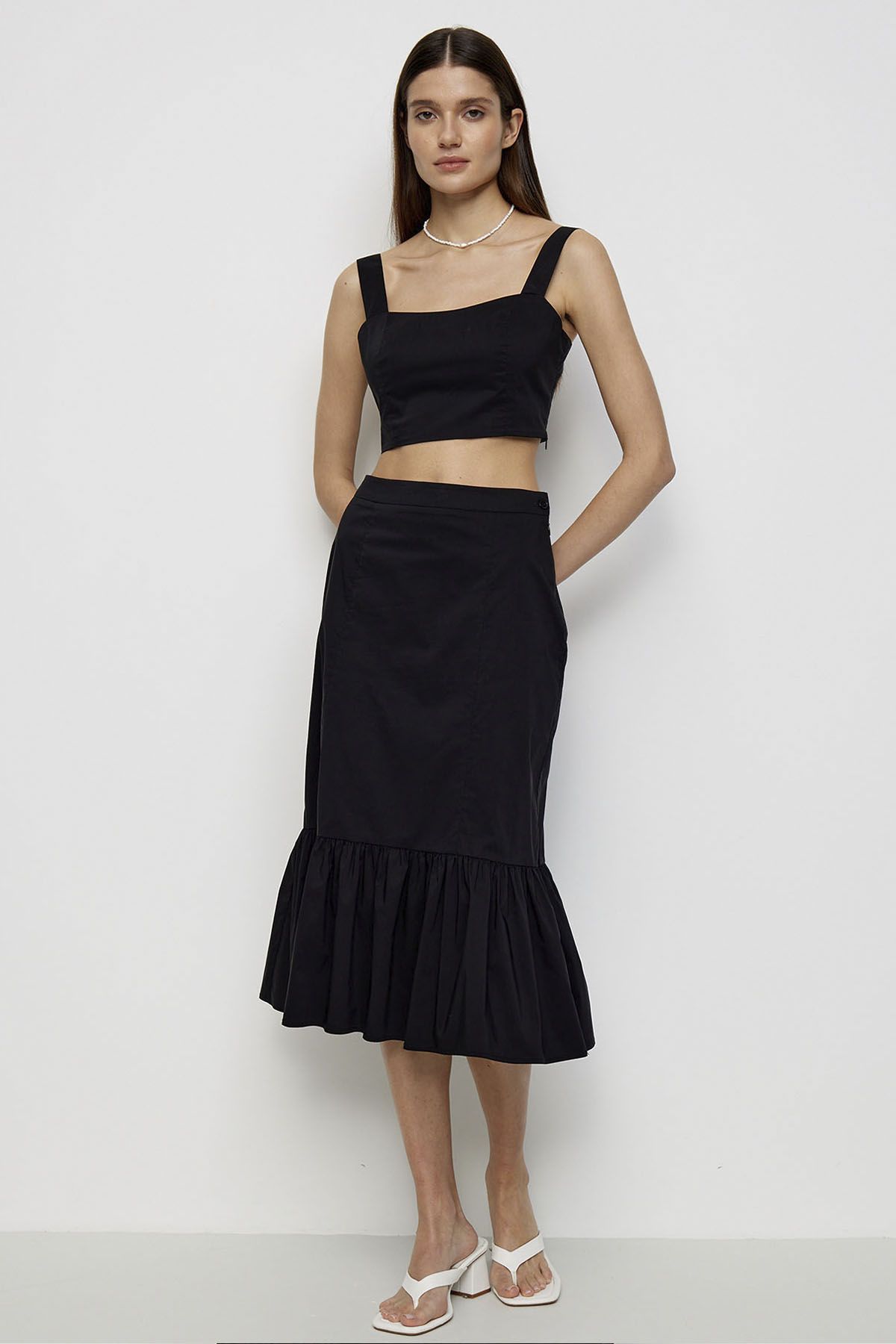 Укороченный топ в чёрном цвете на бретелях, 48р