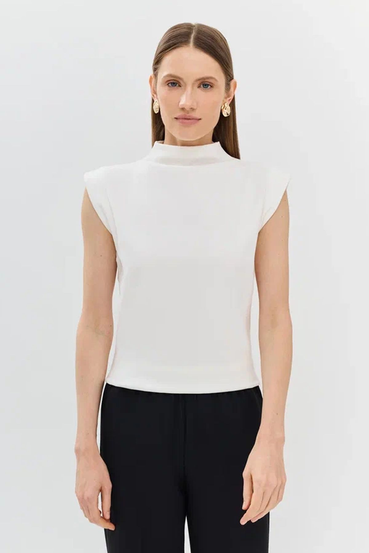 Хлопковый топ с высоким воротником-стойкой, 40р