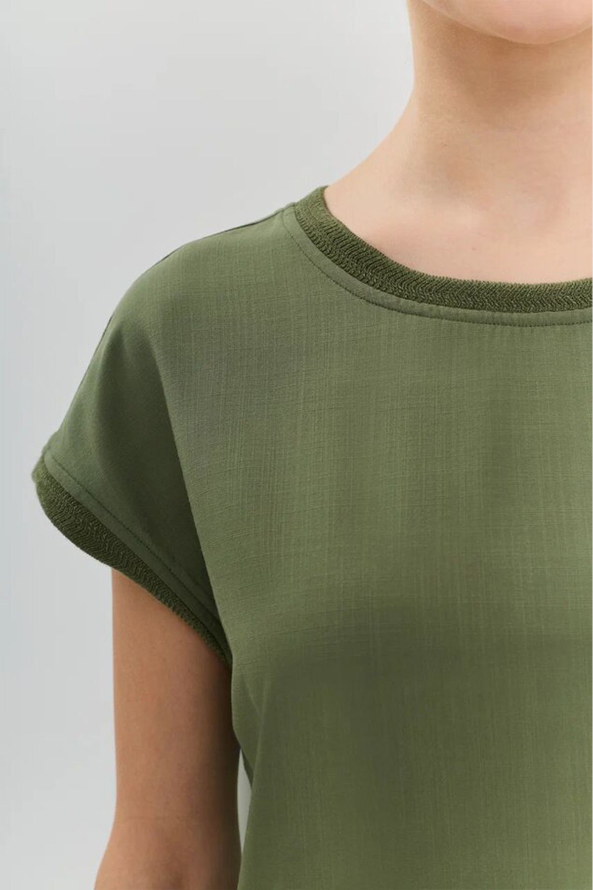 Блузка оливкового цвета со спущенным коротким рукавом, 44р