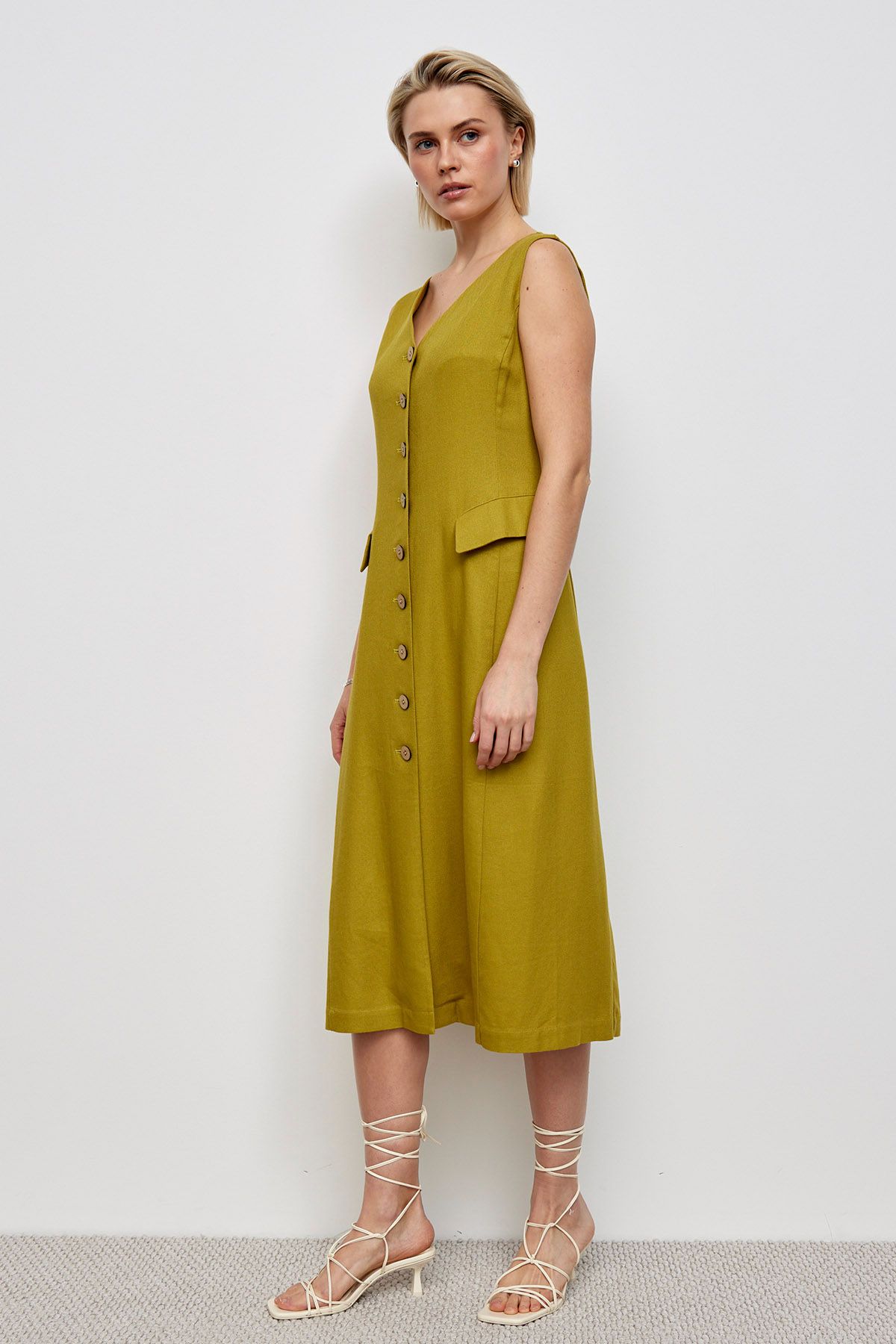 Платье со шлицей на спинке, 52р