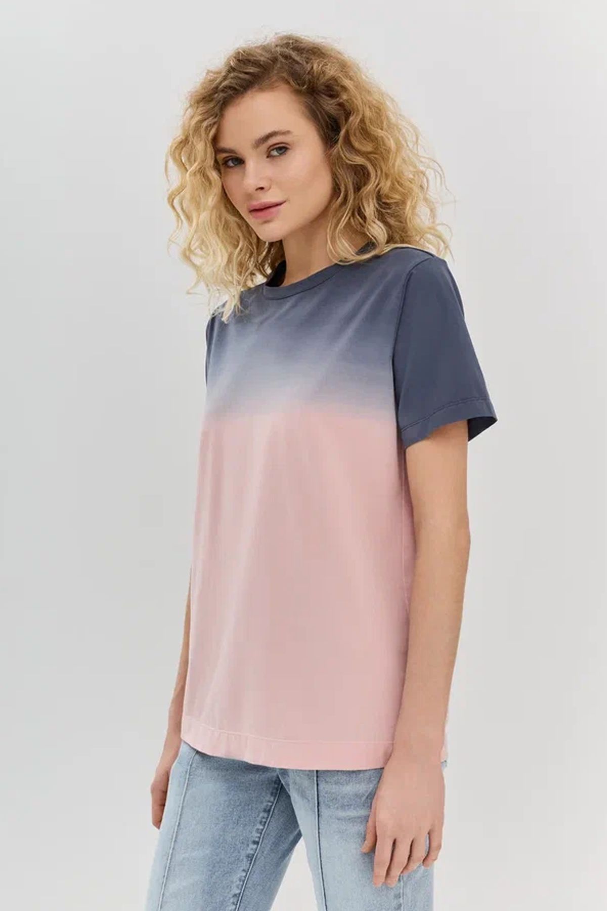 Яркая футболка с градиентом, 50р