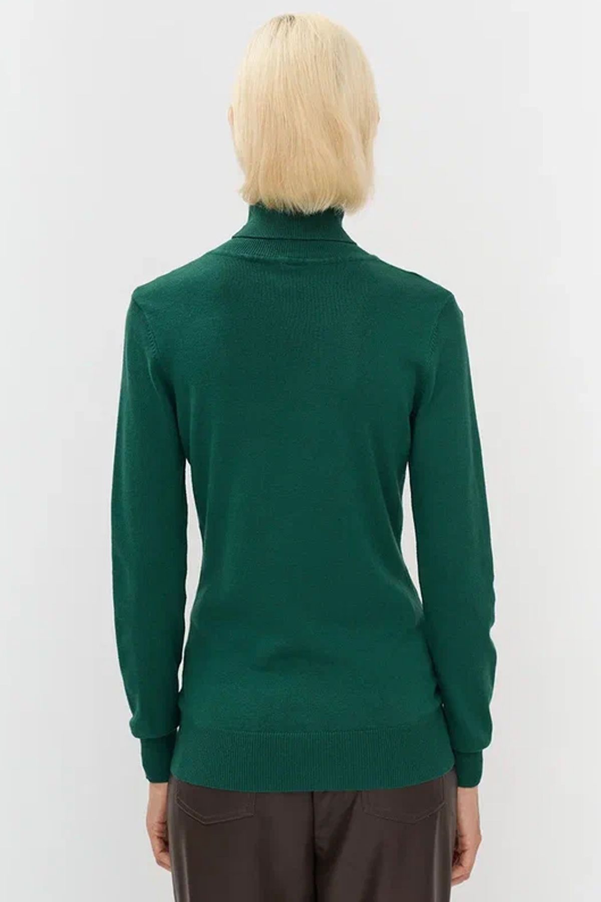 Базовый джемпер-водолазка изумрудного цвета полуприлегающего кроя, 52р