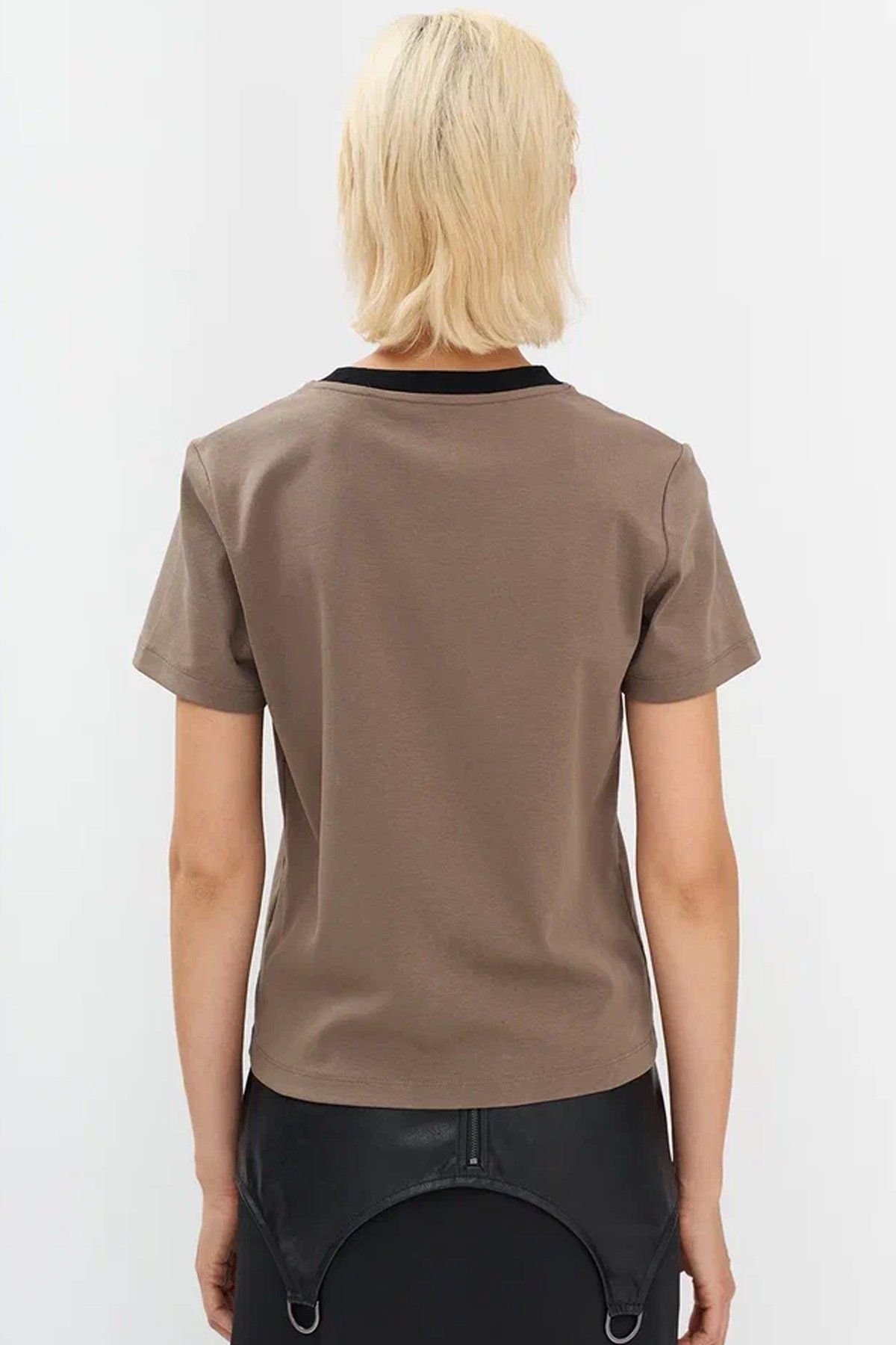 Футболка с текстовым принтом и акцентной горловиной, 40р