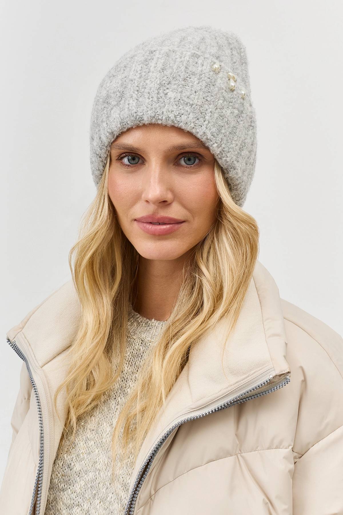 Серая пушистая шапка с деликатным декором, One
