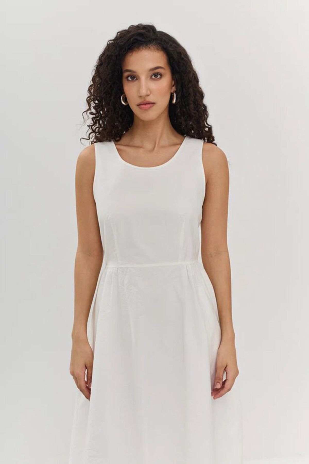 Лёгкое платье миди с боковыми карманами в молочном цвете, 50р