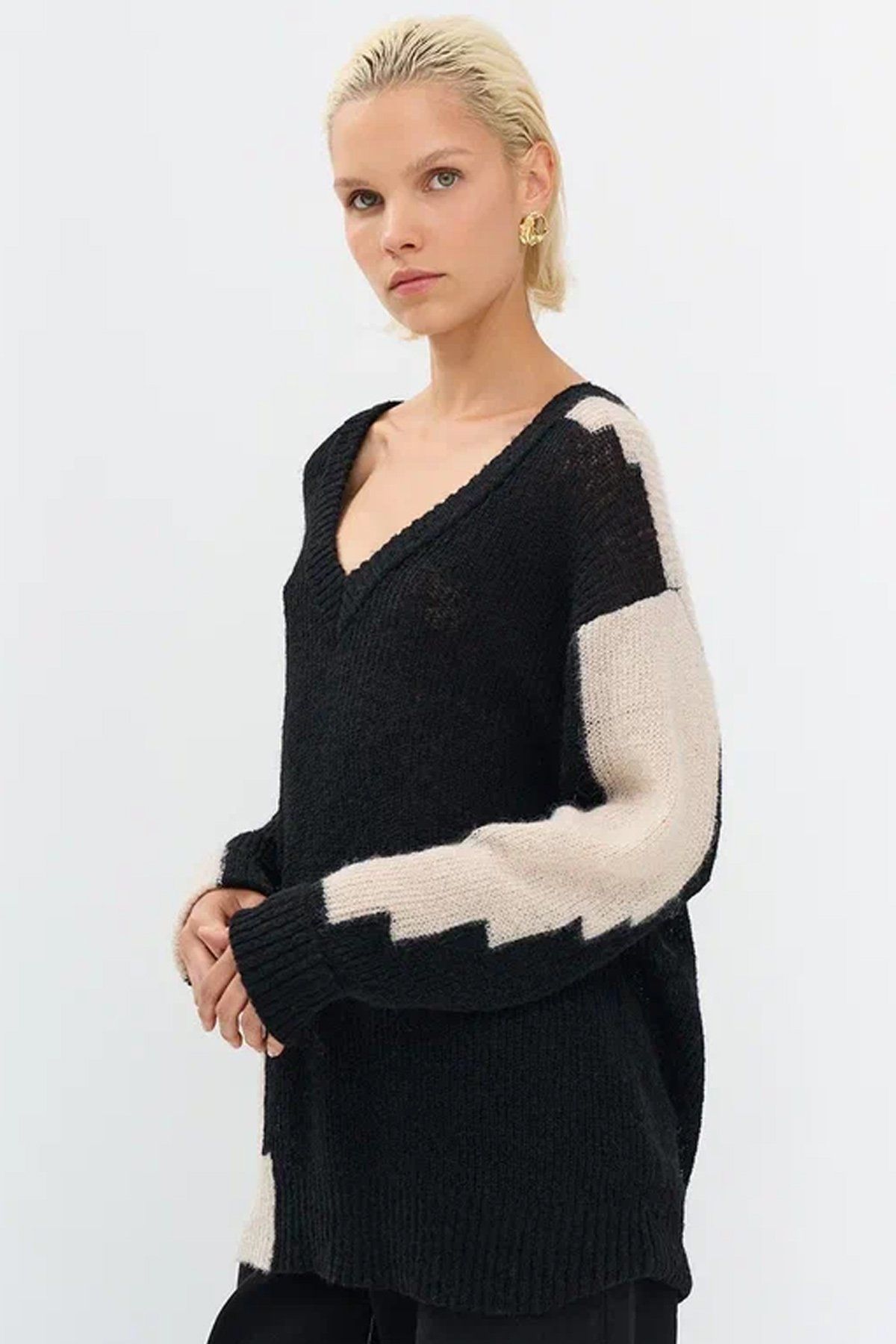 Удлинённый джемпер с интарсией в стиле "color block", 40р