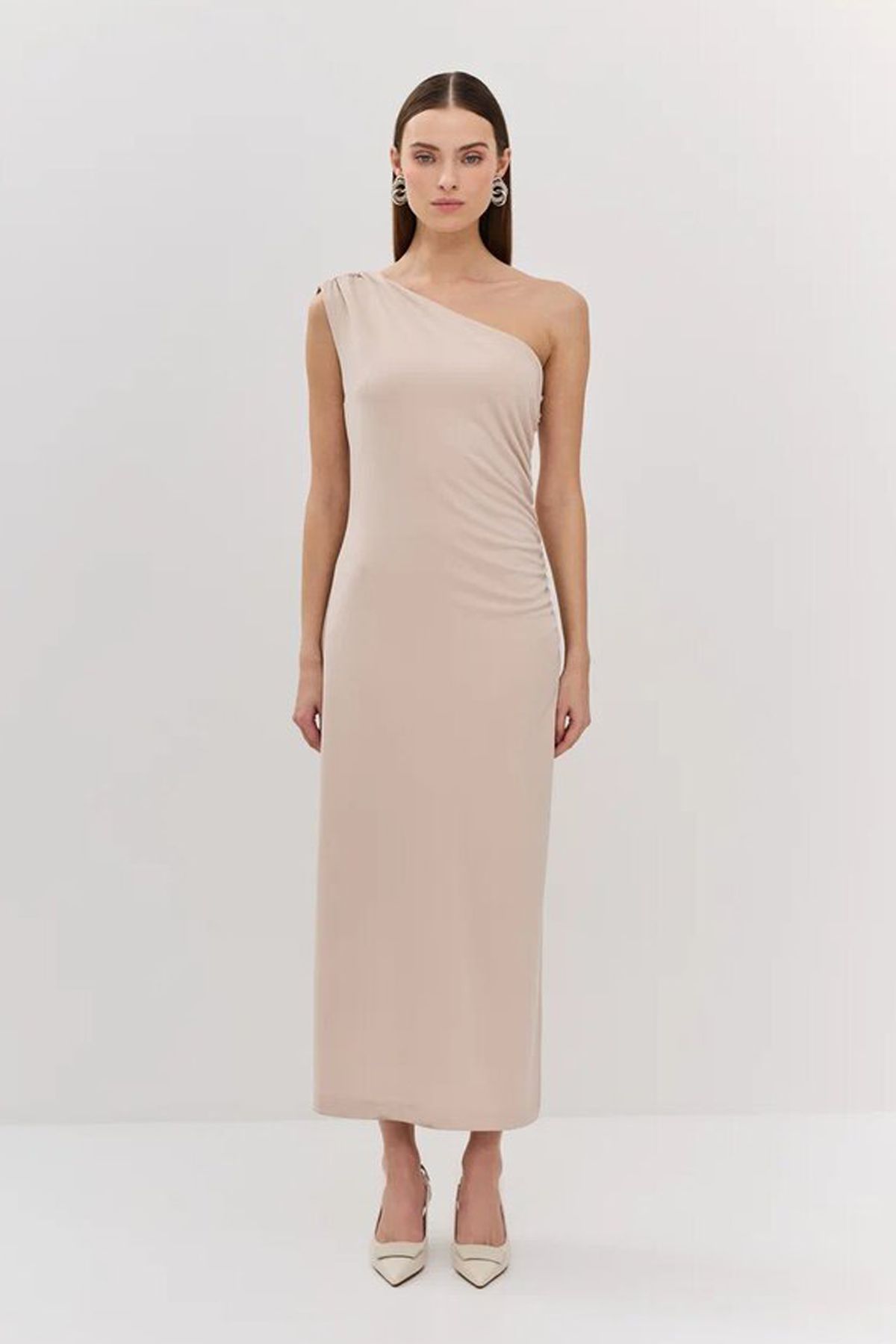 Элегантное платье на одно плечо с боковой шлицей