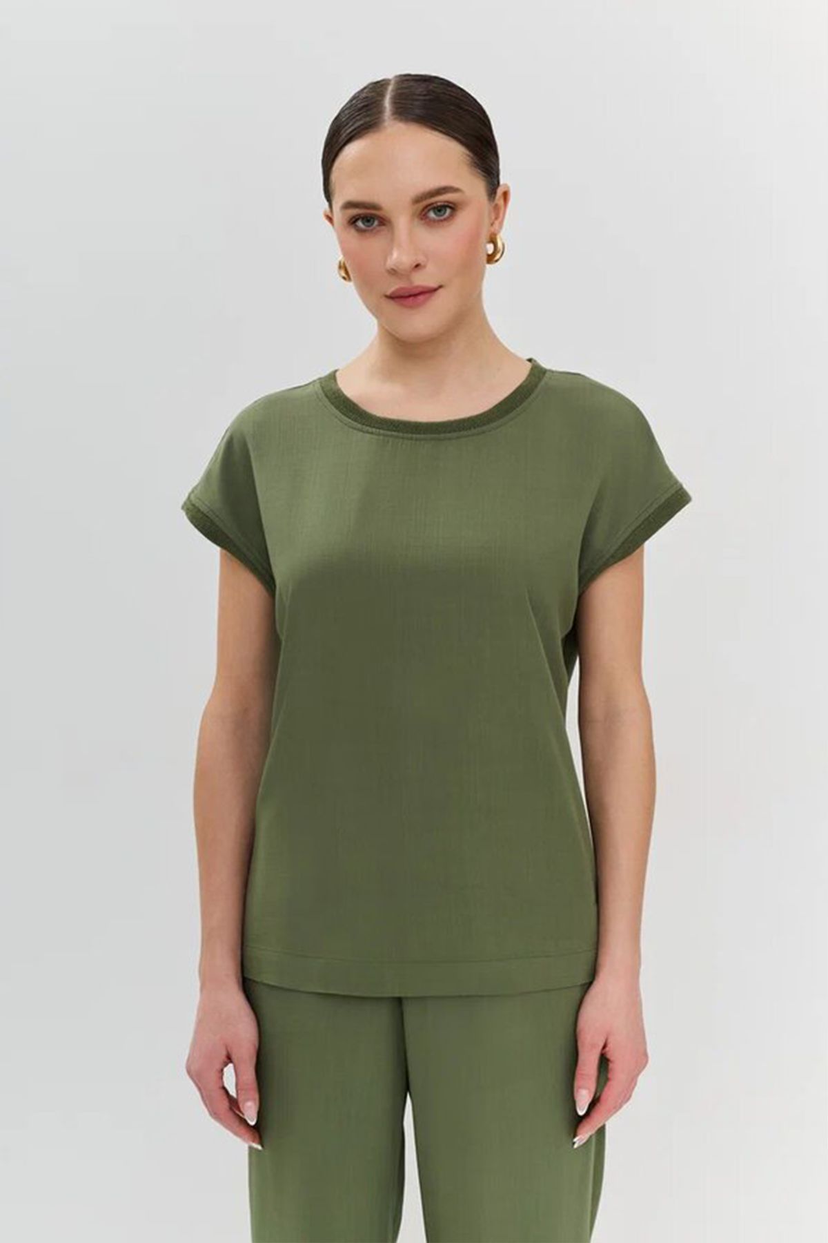 Блузка оливкового цвета со спущенным коротким рукавом, 42р