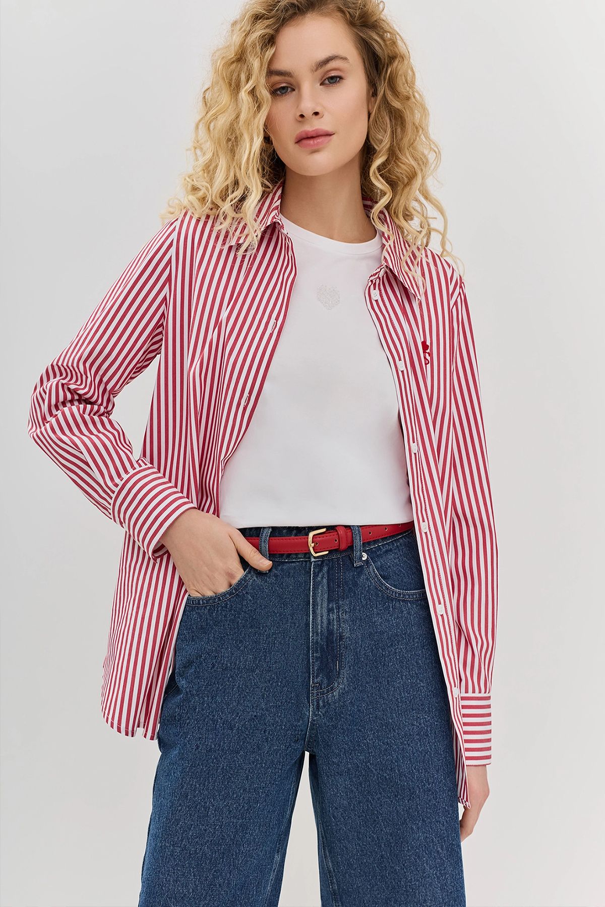 Яркий узкий ремень из искусственной кожи с круглой пряжкой, S