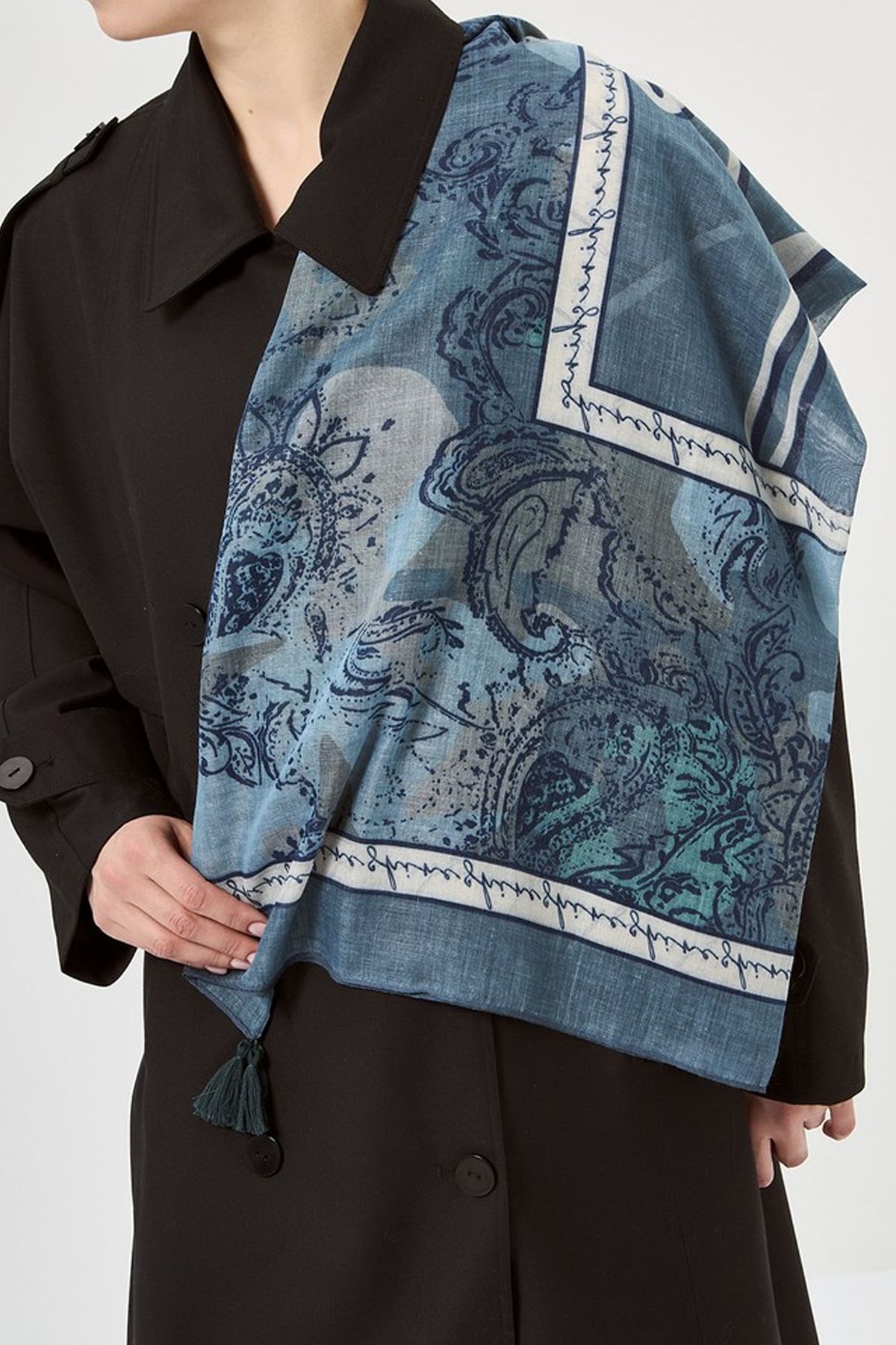 Платок с надписью и принтом пейсли, 115х115