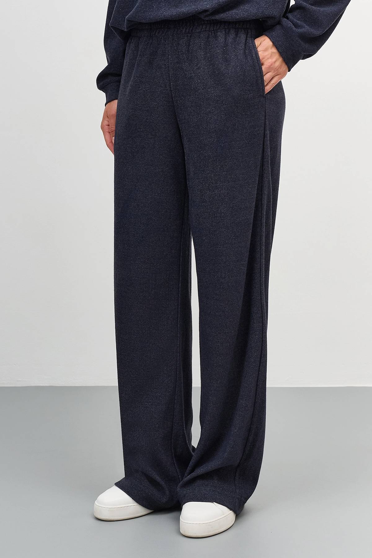 Брюки из фактурного трикотажа в темно-синем  цвете, 46