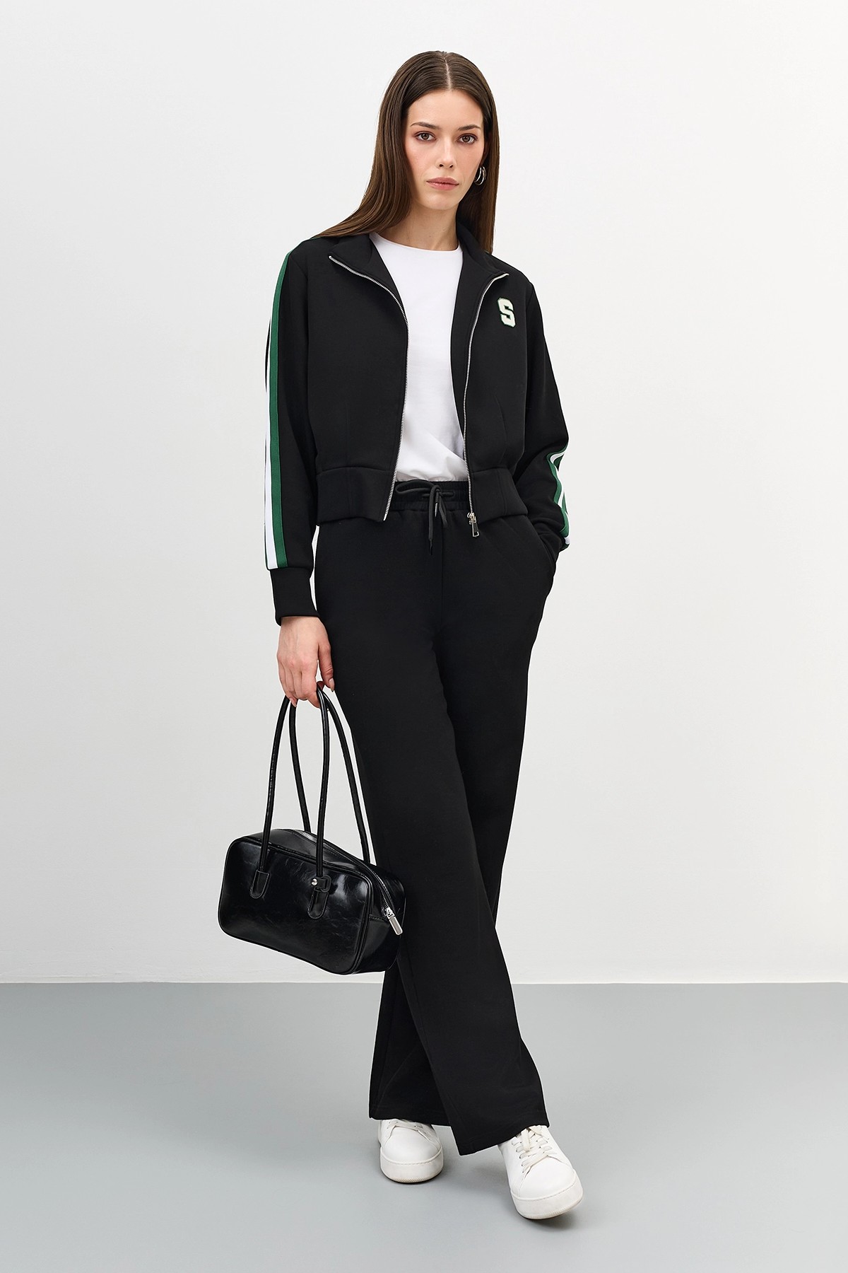 Трикотажный бомбер в спортивном стиле,42