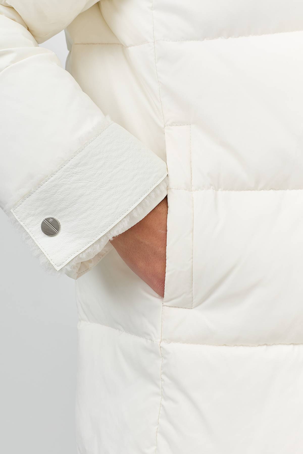 Лимитированная серия пальто с капюшоном из искусственной овчины с палантином, 50