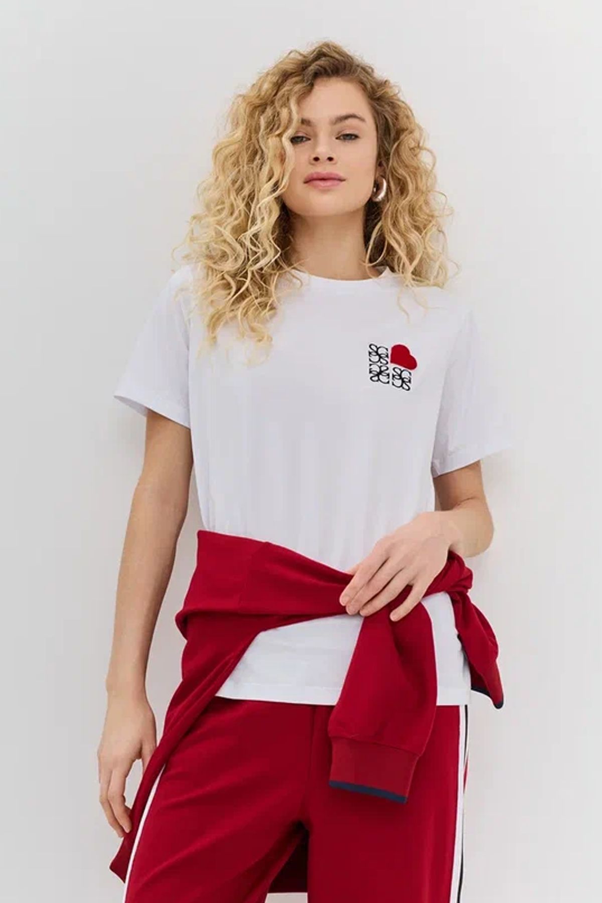 Футболка из эластичного хлопка с яркой вышивкой в белом цвете, 50р