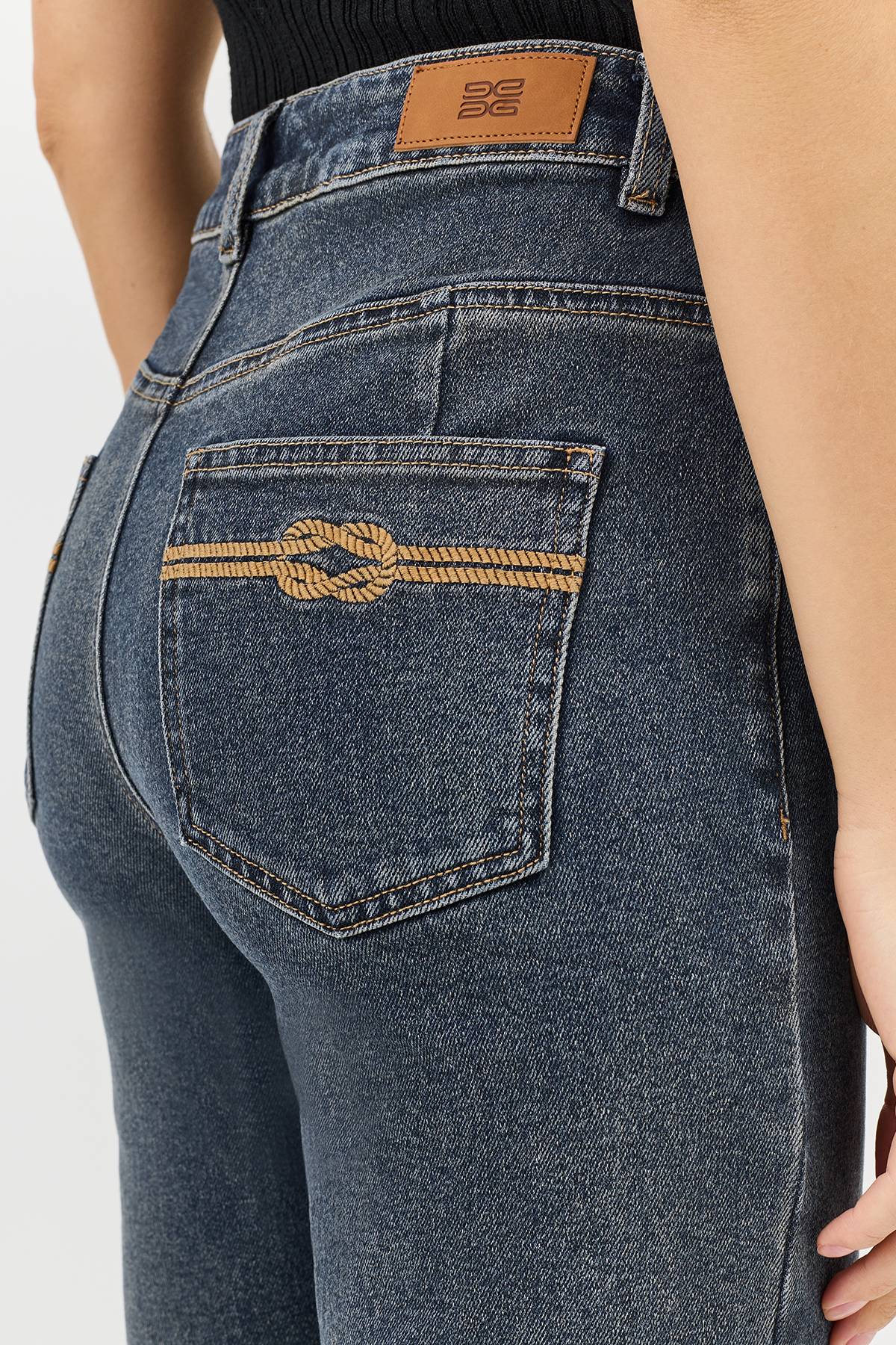 Прямые джинсы с декоративной вышевкой, 40