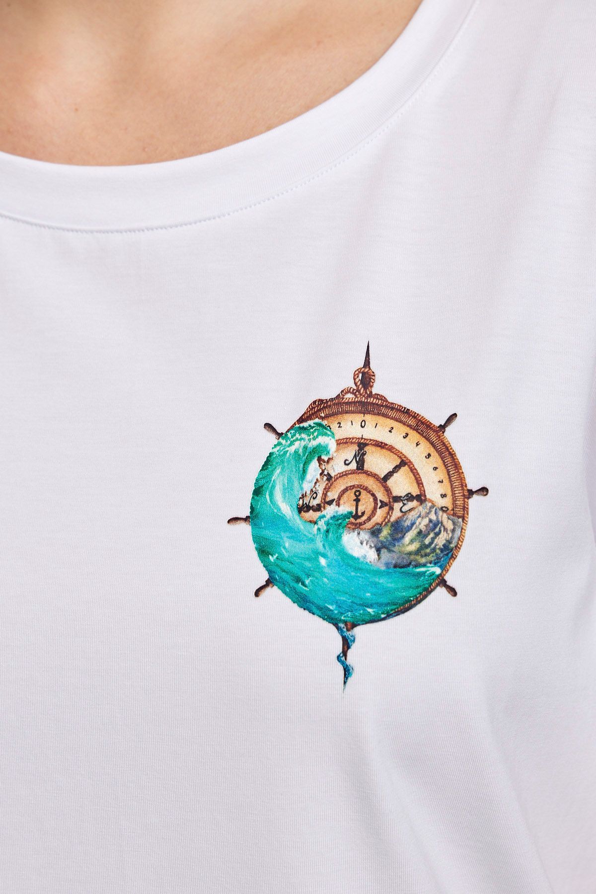 Футболка белого цвета с принтом на полочке, 50р