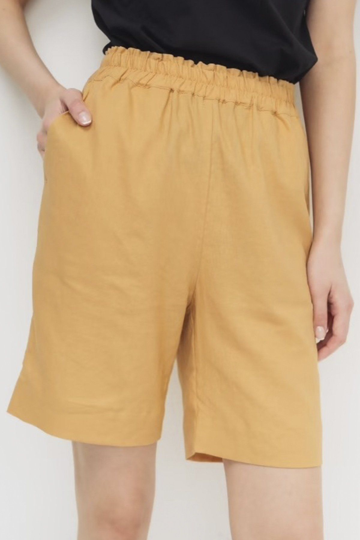 Шорты в цвете охра с эластичной резинкой на поясе, 44р