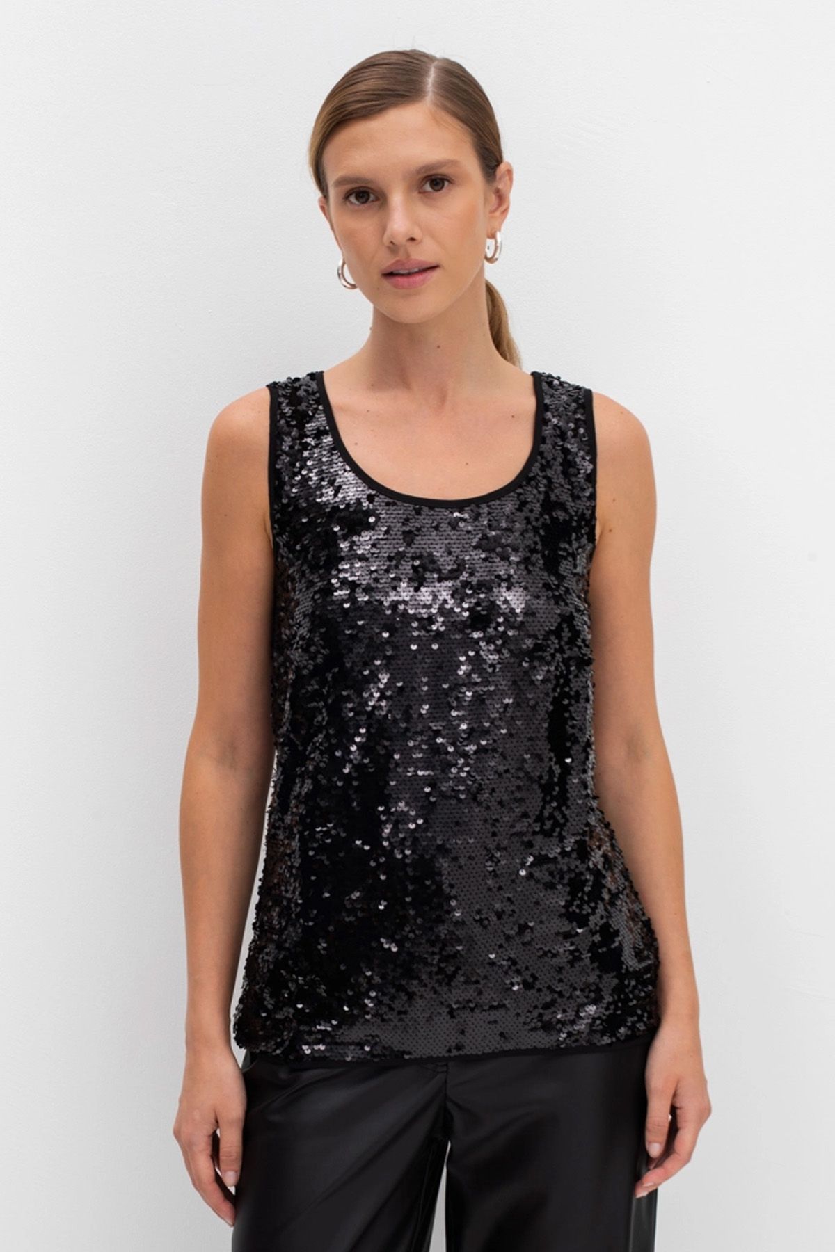 Чёрный топ с пайетками, 40р