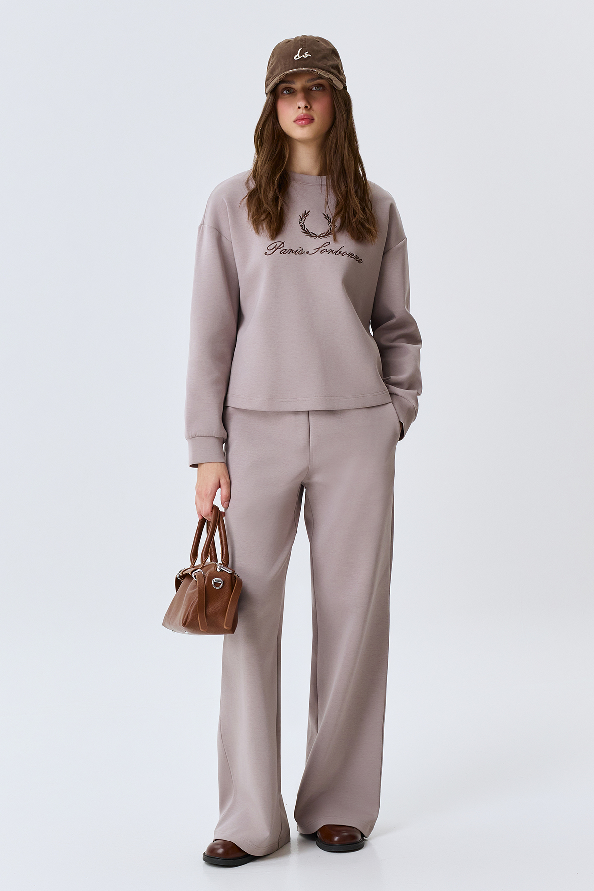 Oversize свитшот с деликатной вышивкой, 48