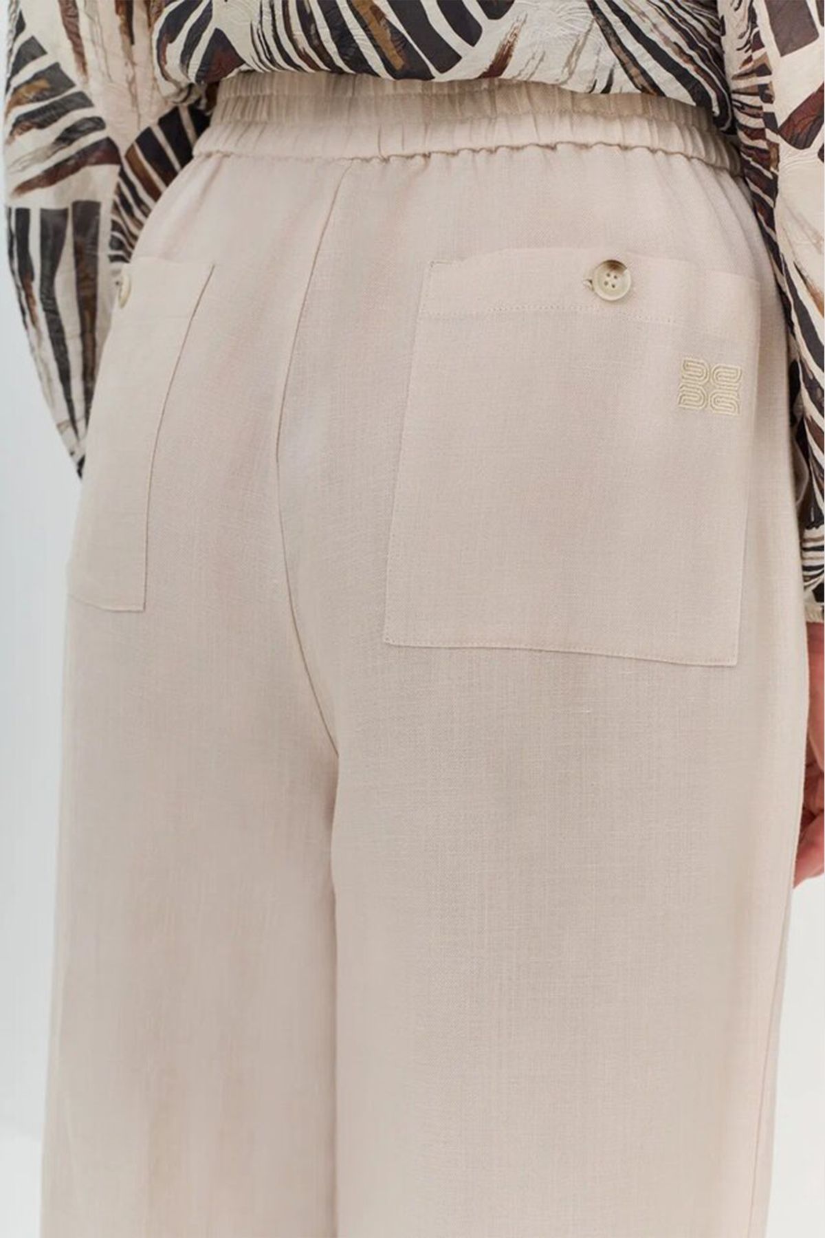 Брюки молочного цвета с резинкой на талии, 44р