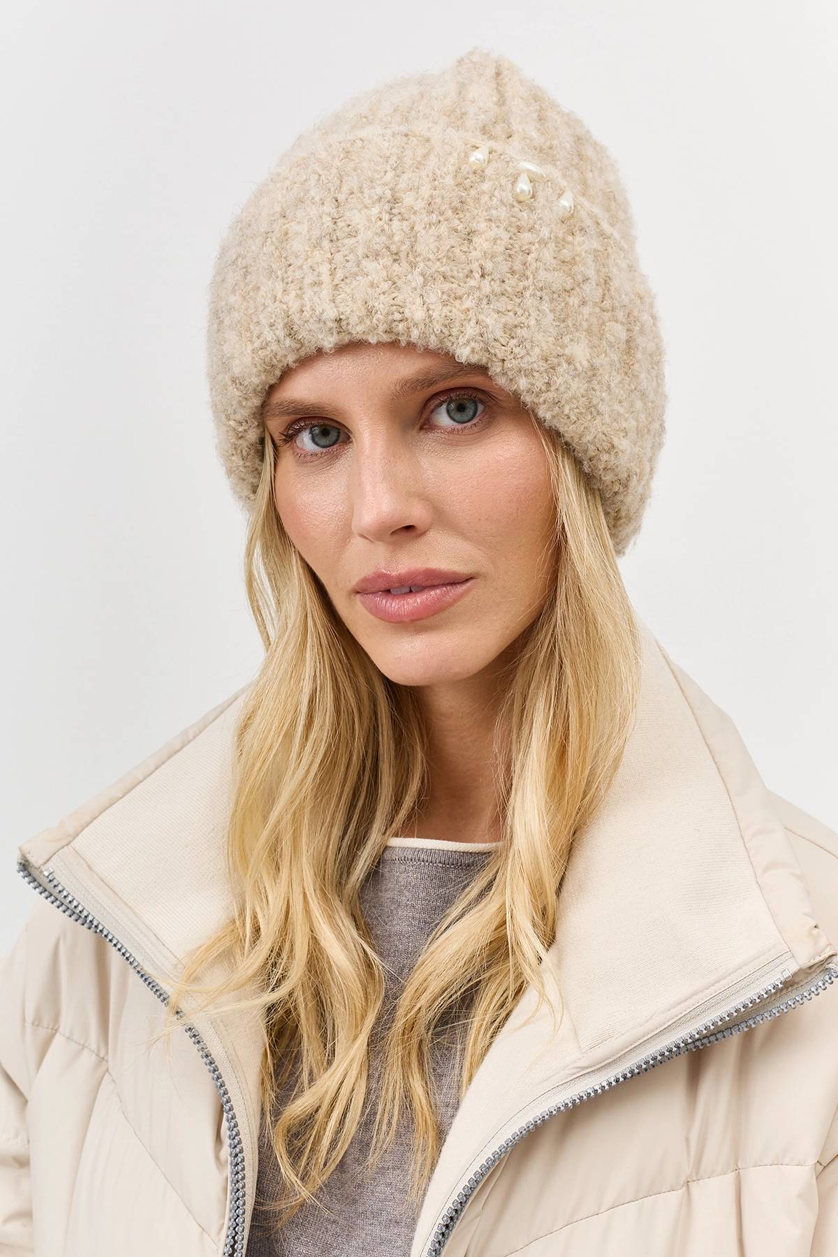 Пушистая шапка с деликатным декором, One
