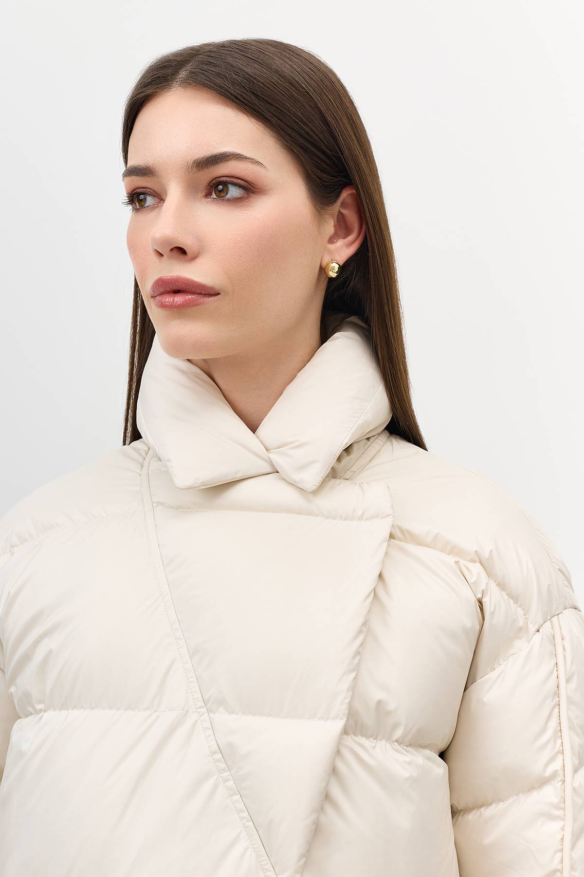 Лимитированная серия белый пуховик на запах с трикотажной манишкой и палантин, 44