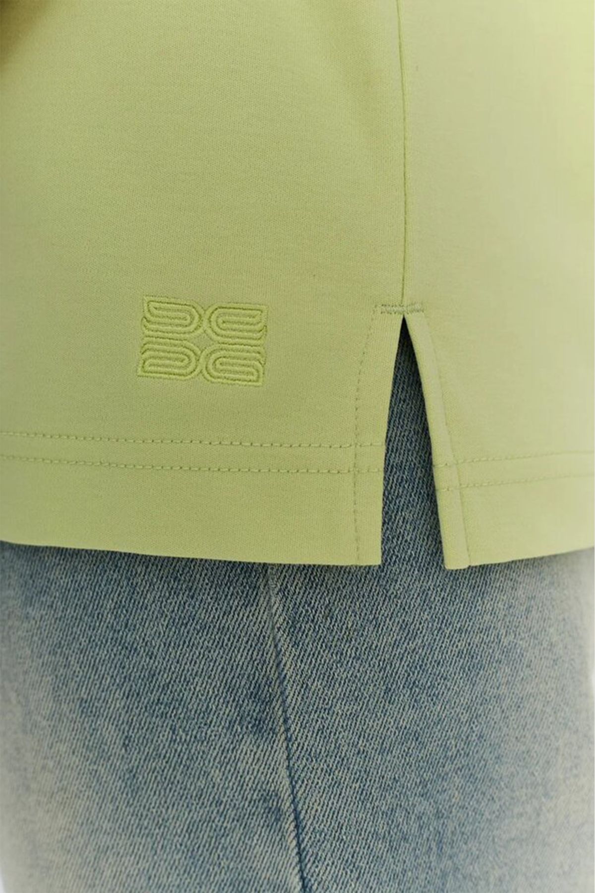 Футболка с лаконичной брендированной вышивкой, 52р