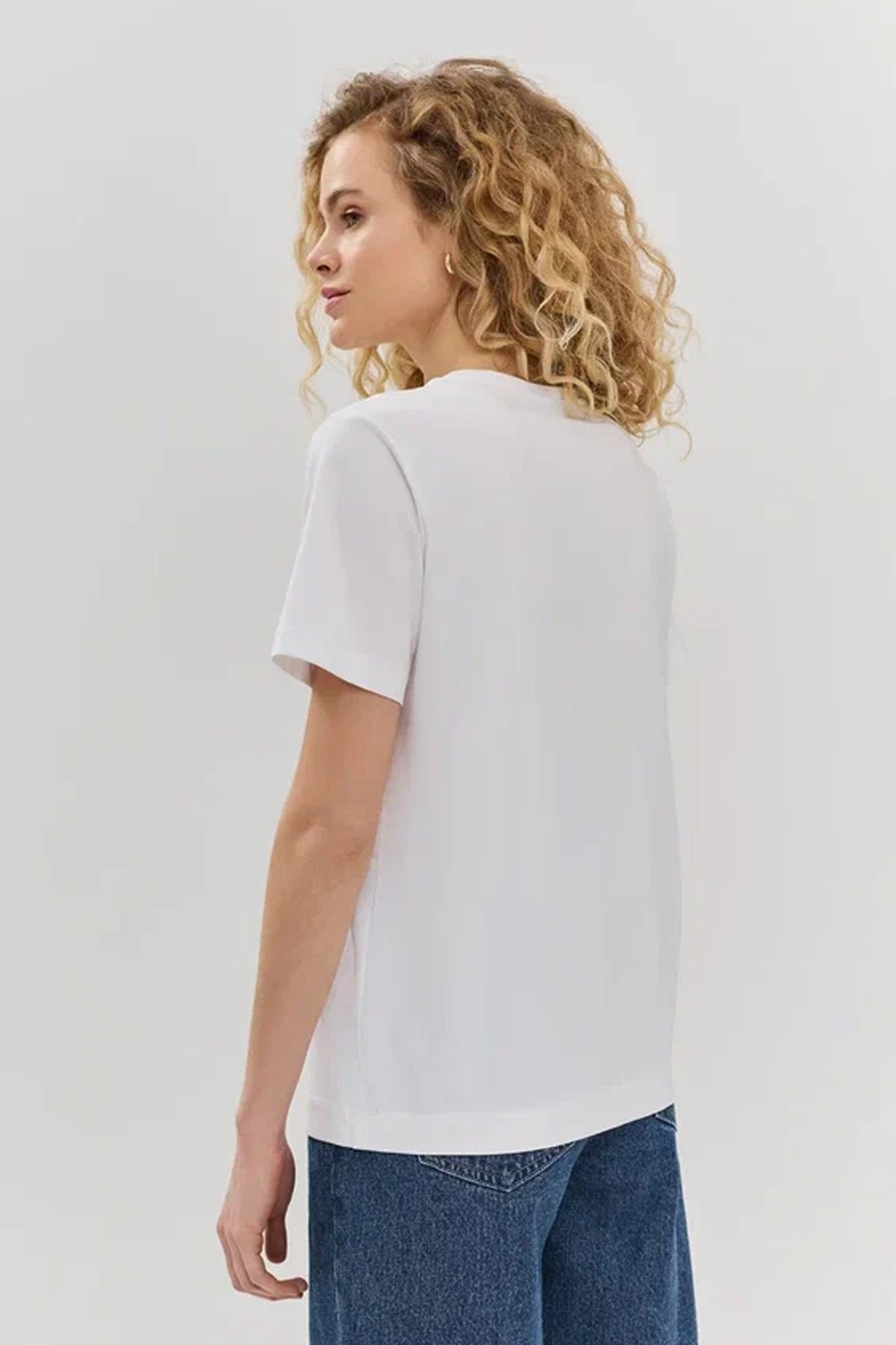 Футболка белого цвета с вышивкой крупным бисером, 50р