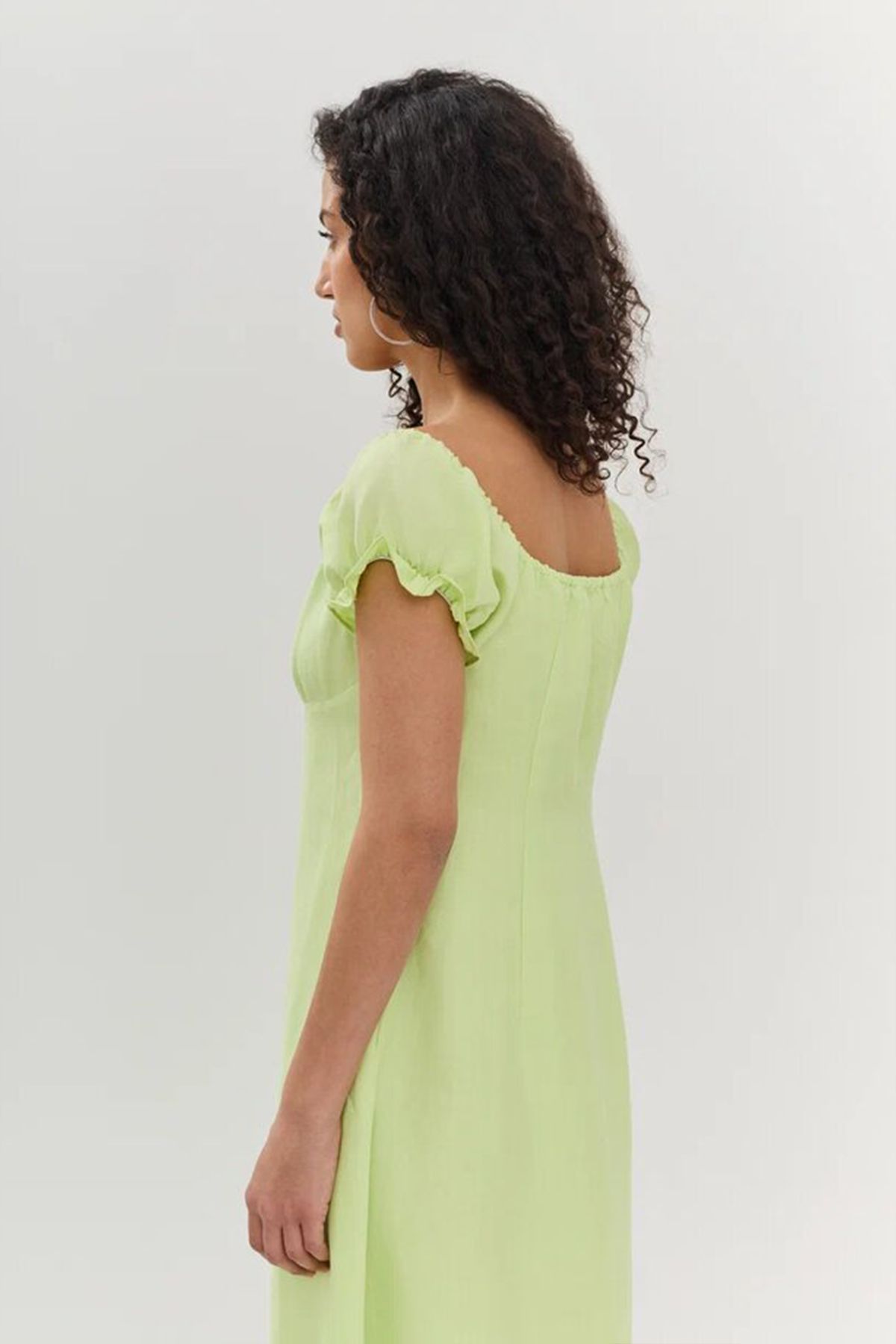 Платье с рюшами на рукавах в цвете лайм, 50р