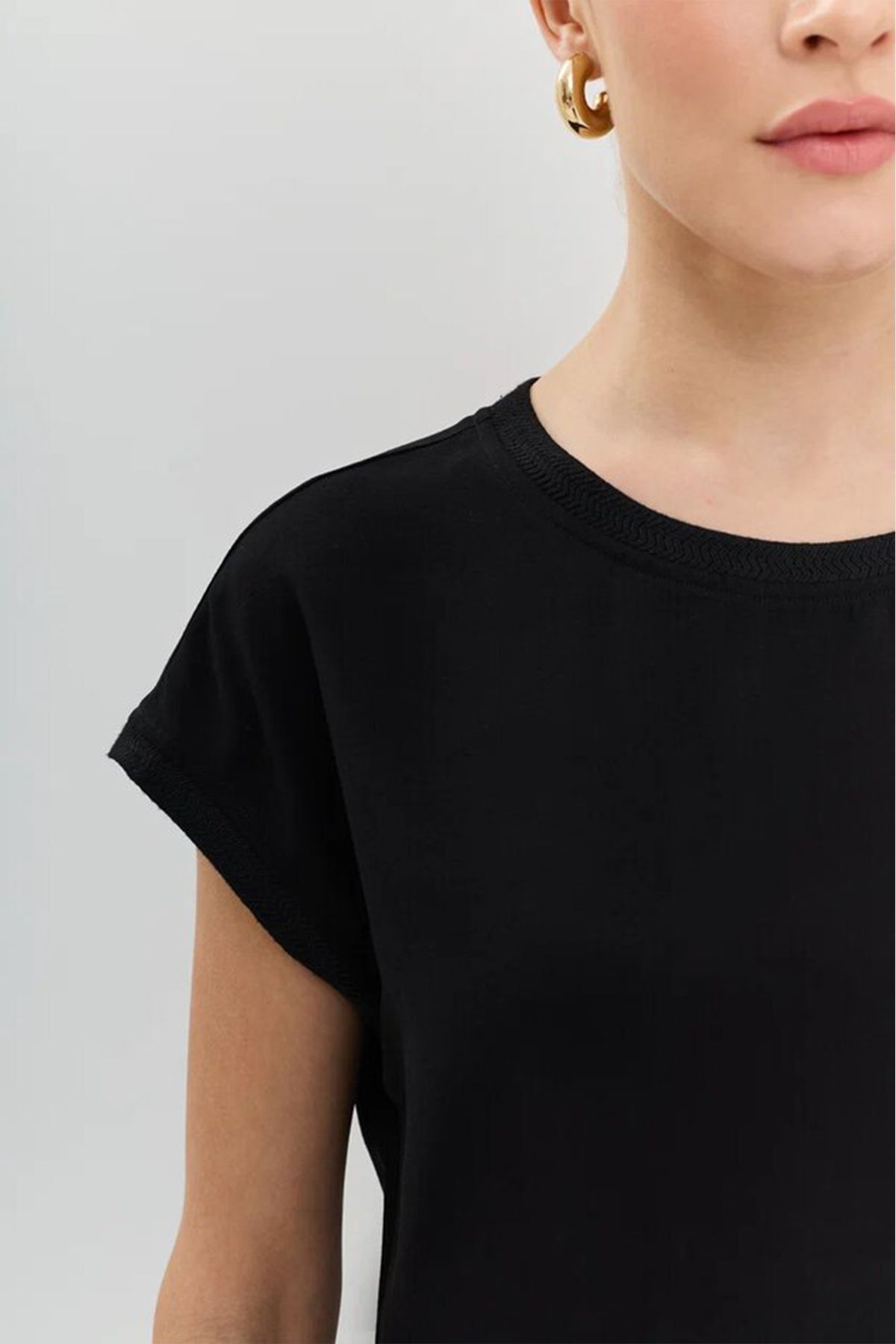 Блузка чёрного цвета со спущенным коротким рукавом, 52р