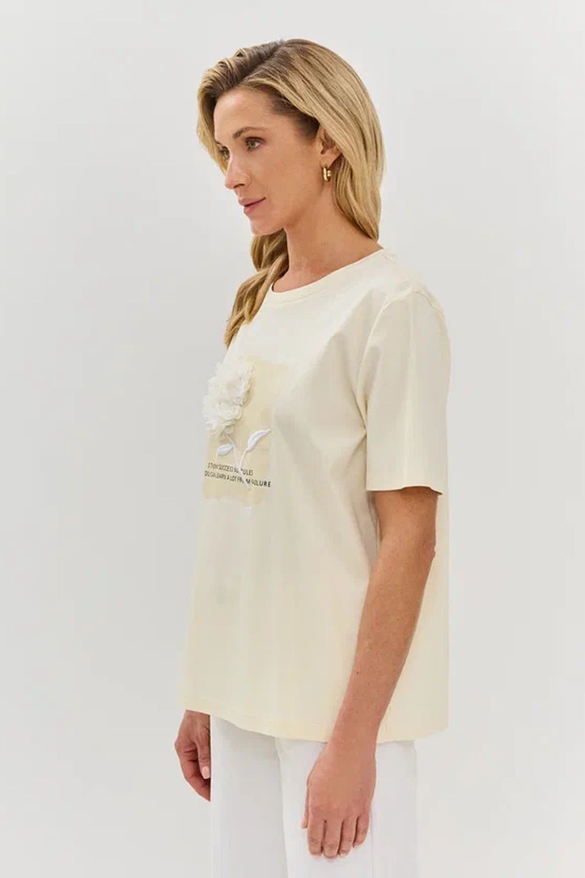 Футболка молочного цвета с объёмной аппликацией и надписью, 52р