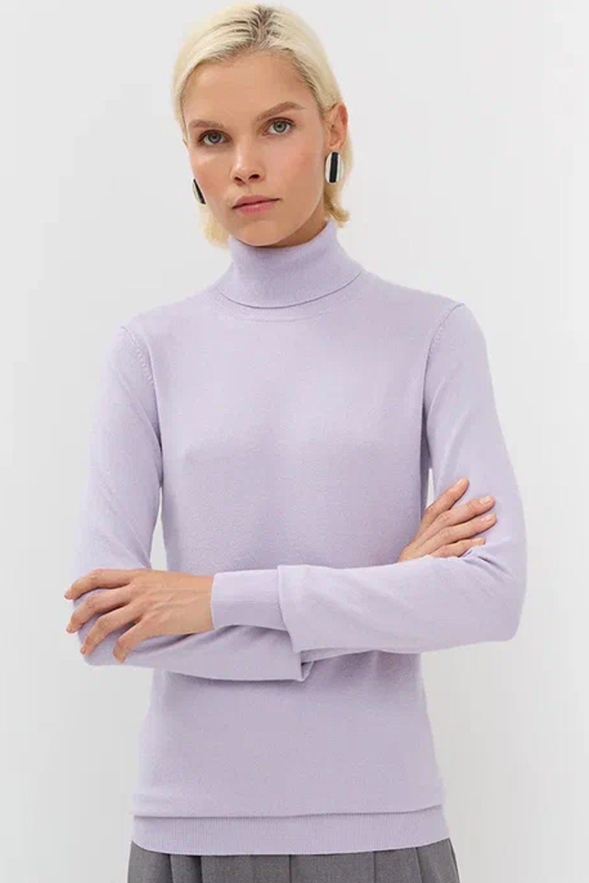 Базовый джемпер-водолазка полуприлегающего кроя, 48р