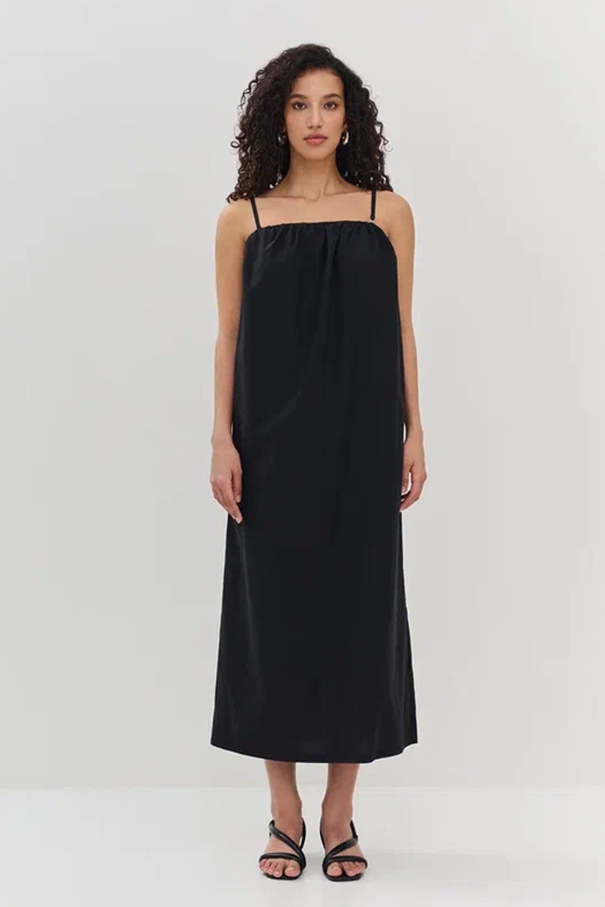 Свободное платье на тонких бретелях, 40р