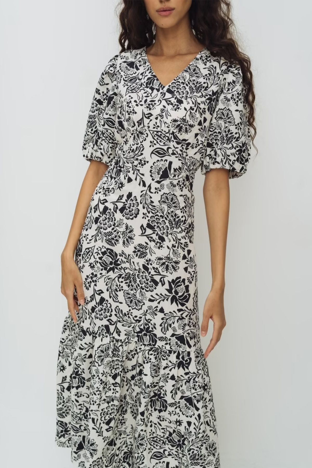 Платье с чёрным принтом и объёмными рукавами, 42р