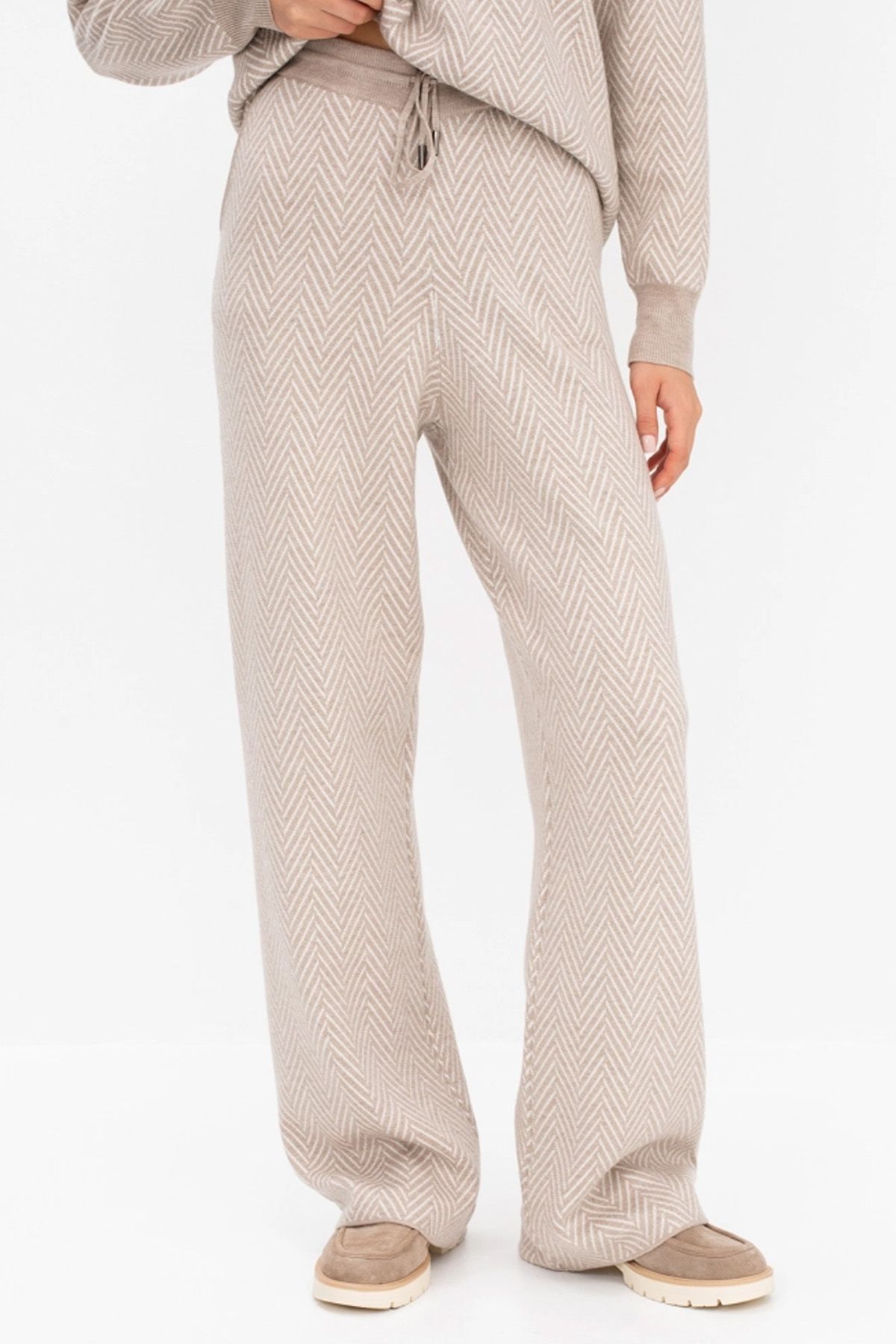 Брюки прямого силуэта с карманами. 42р