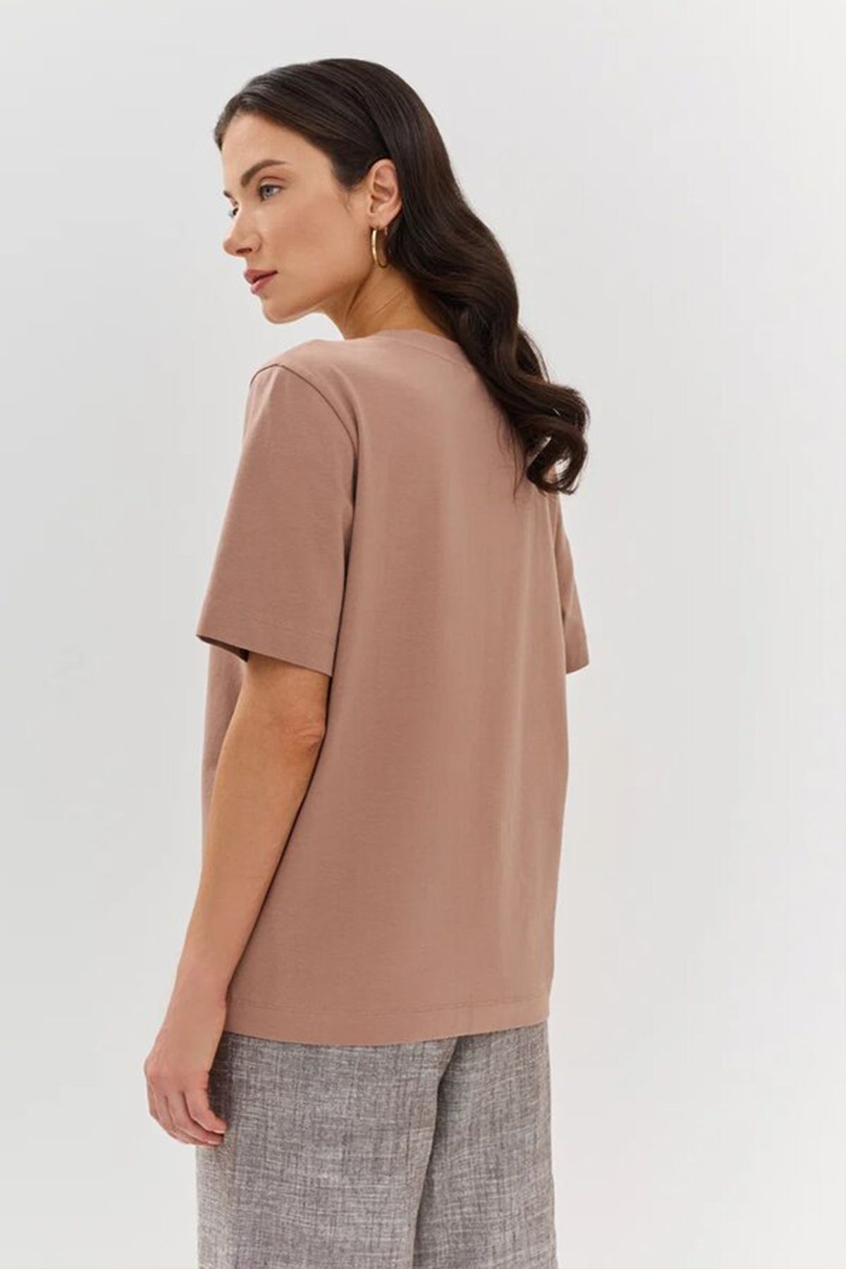 Футболка в цвете мокко с флок-принтом, 52р