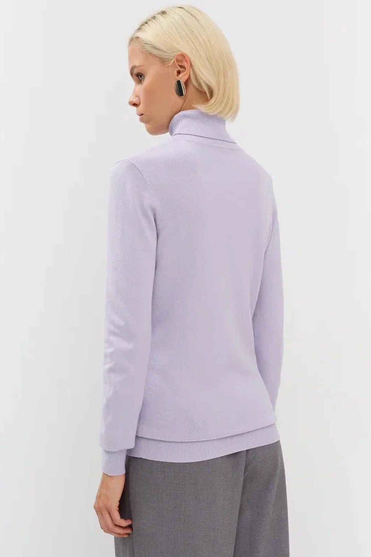 Базовый джемпер-водолазка полуприлегающего кроя, 52р