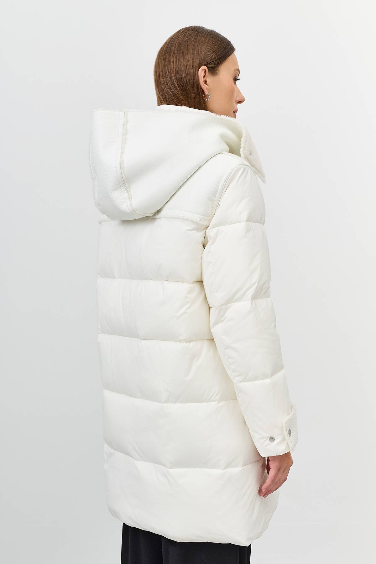 Лимитированная серия пальто с капюшоном из искусственной овчины с палантином, 50