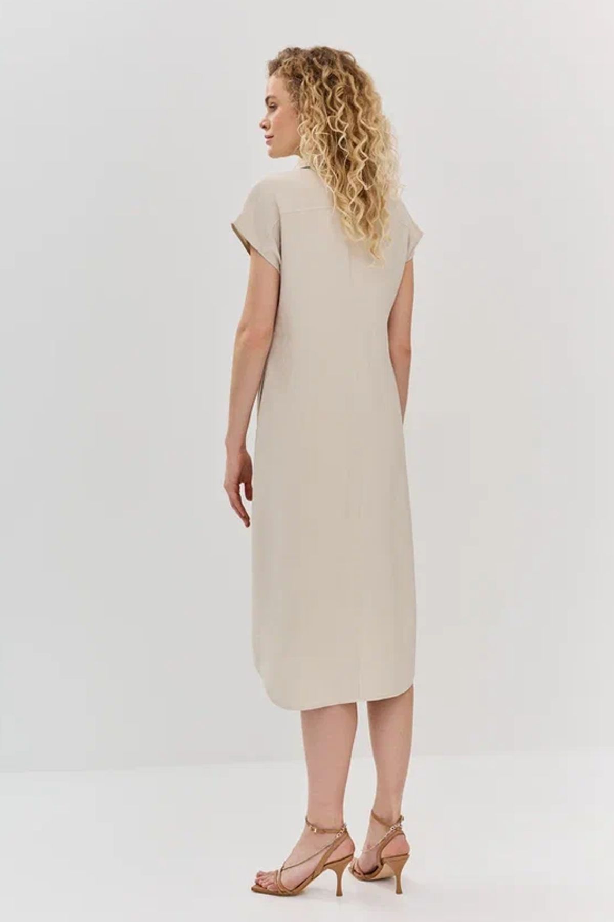 Платье-рубашка с закругленным низом, 42р