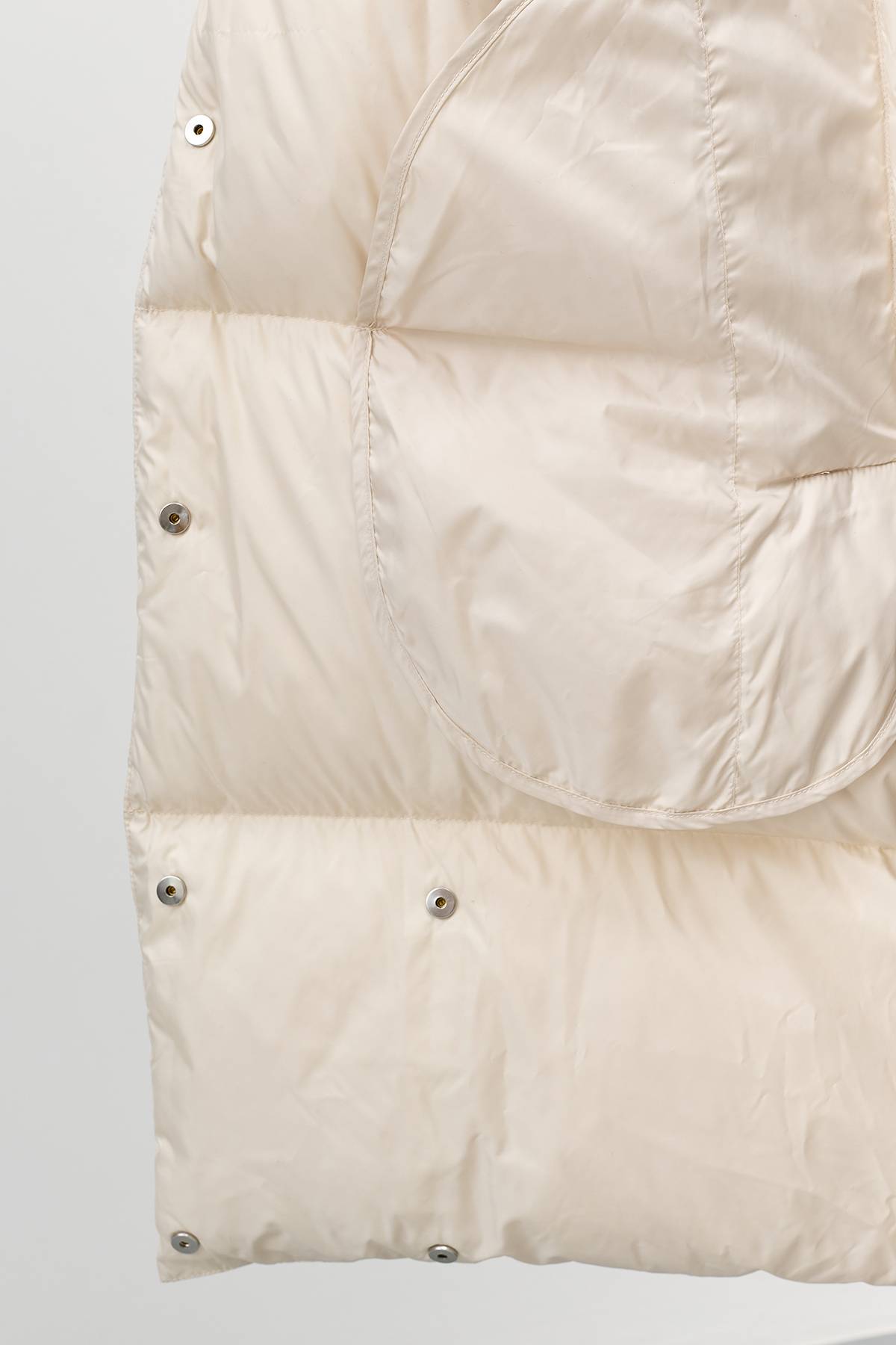 Лимитированная серия белый пуховик на запах с трикотажной манишкой и палантин, 42