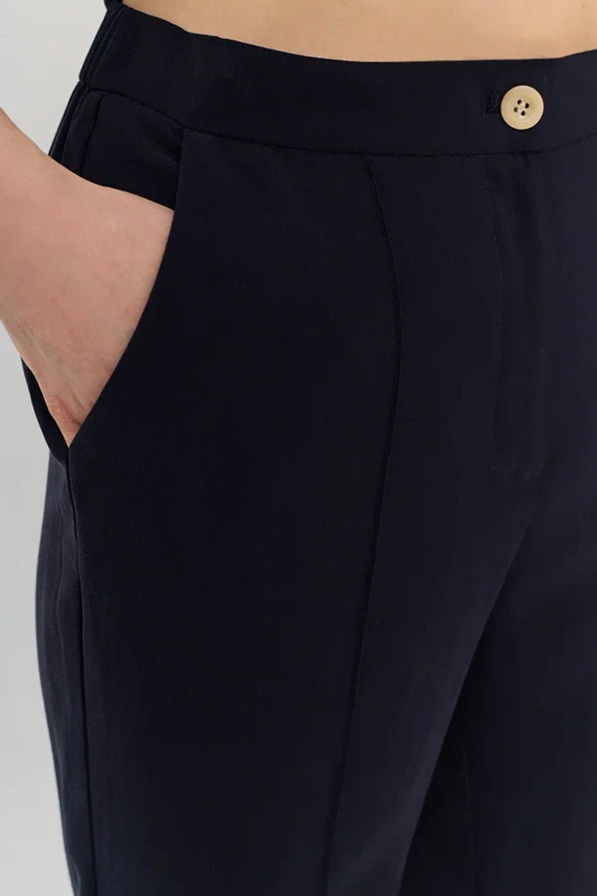 Брюки темно-синего цвета с зауженными штанинами, 46р