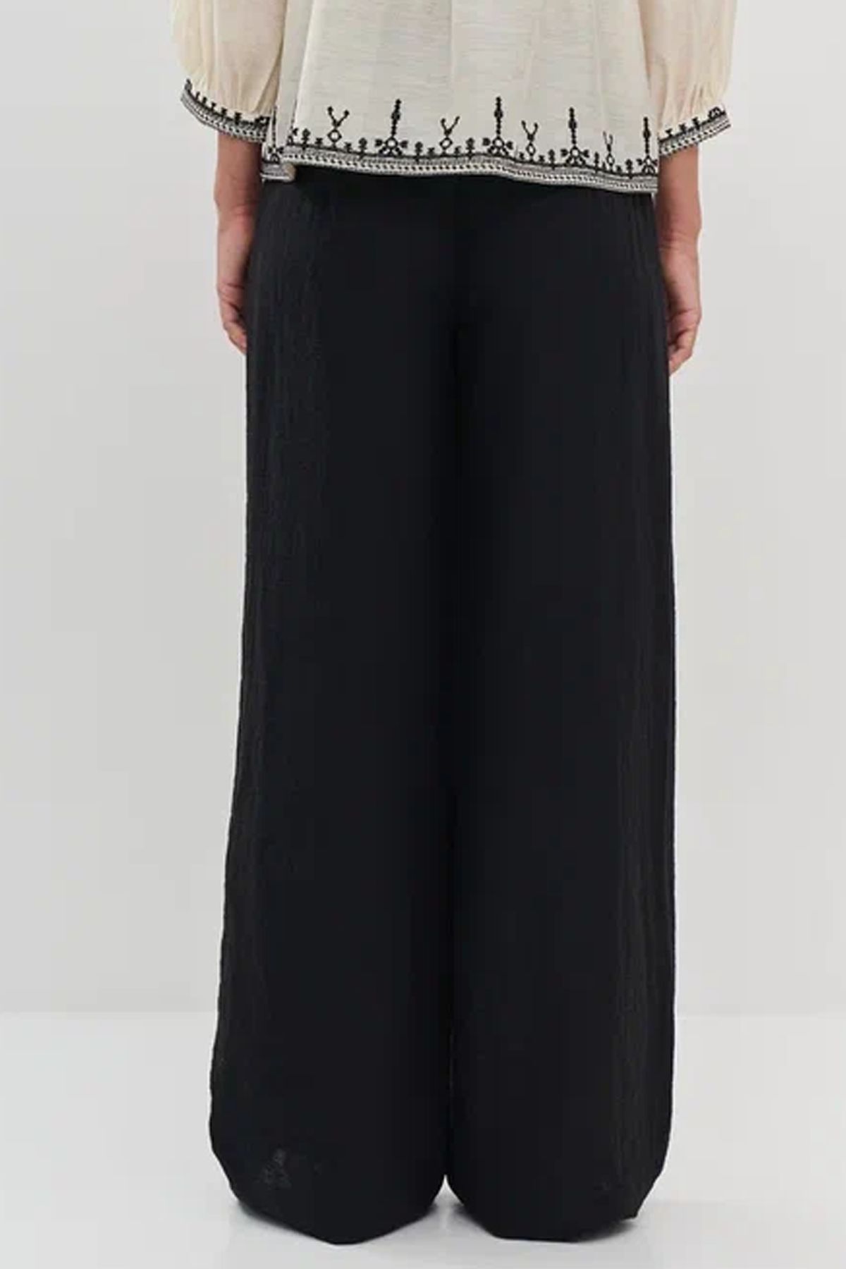 Брюки черного цвета с потайной молнией, 42р