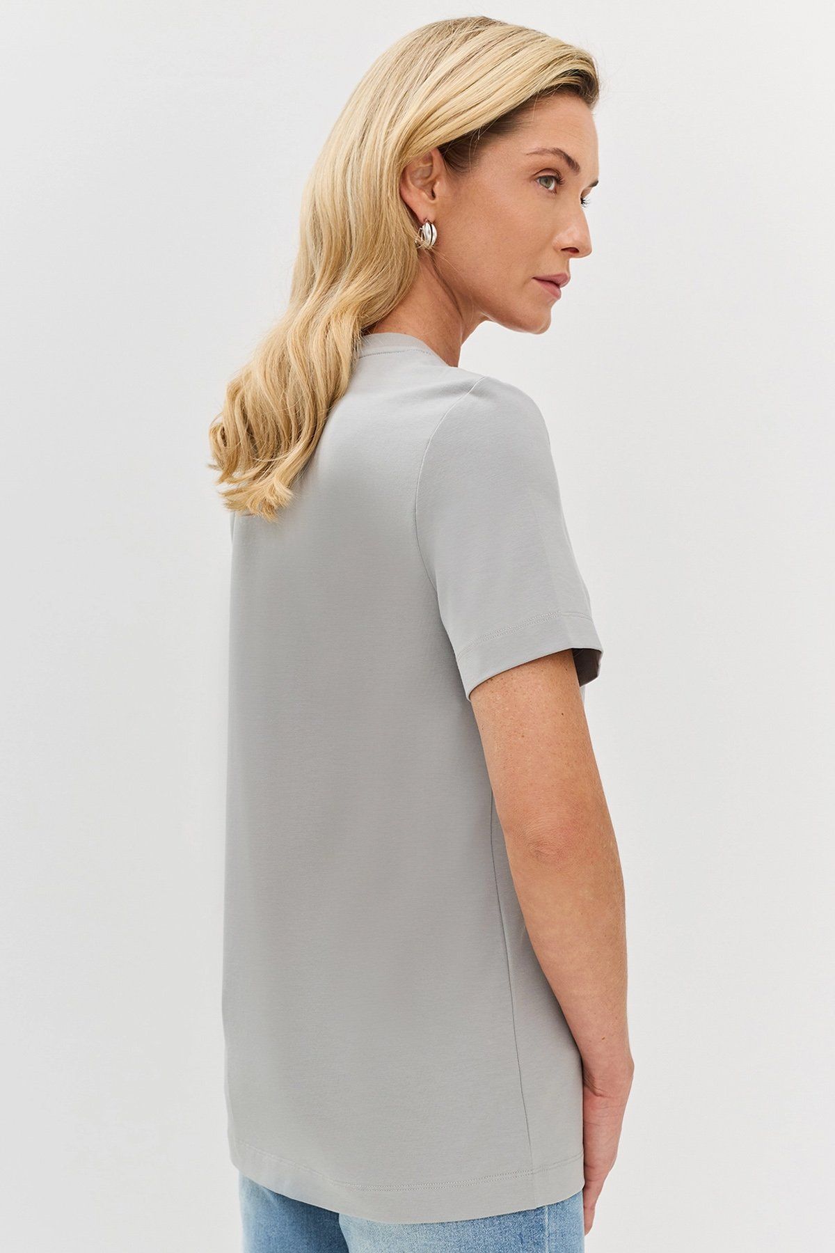 Базовая футболка в сером цвете с коротким рукавом, 44р