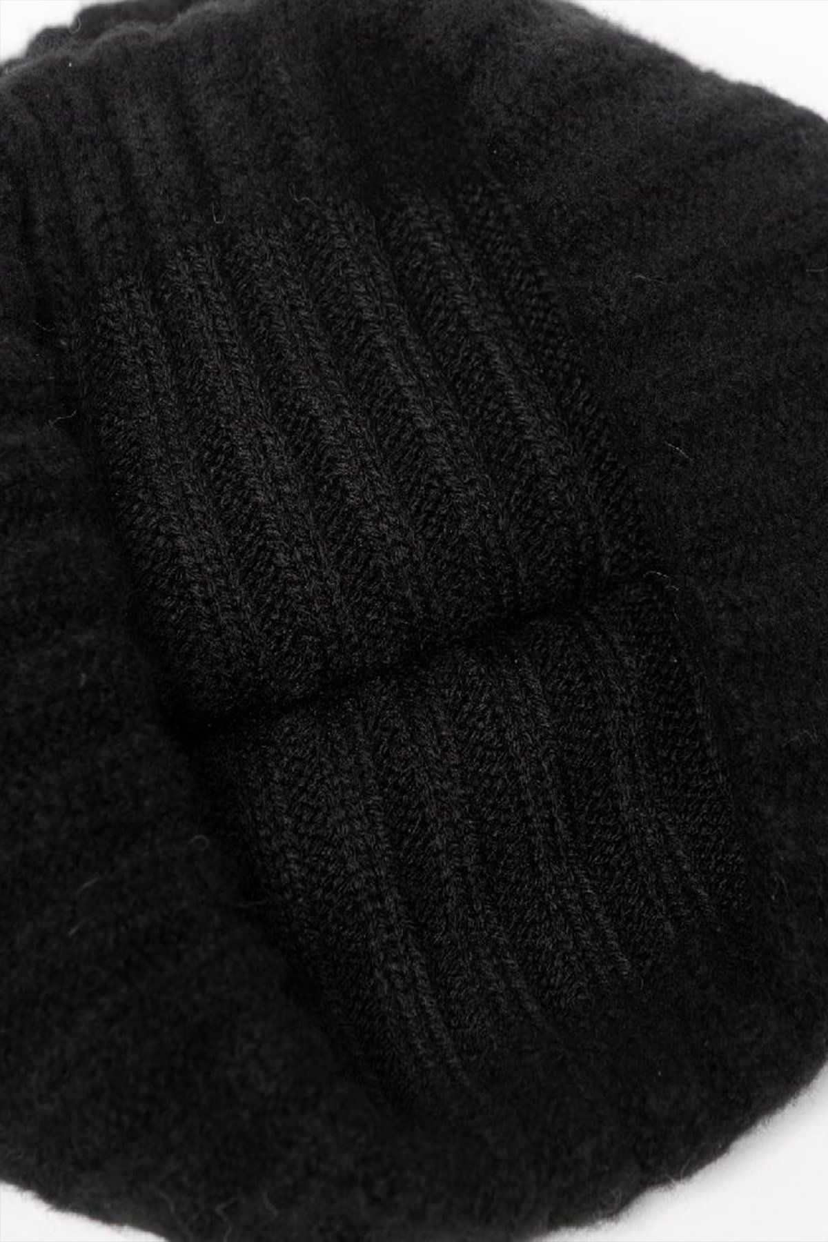 Классическая шапка бини с широким отворотом в черном цвете, 57р