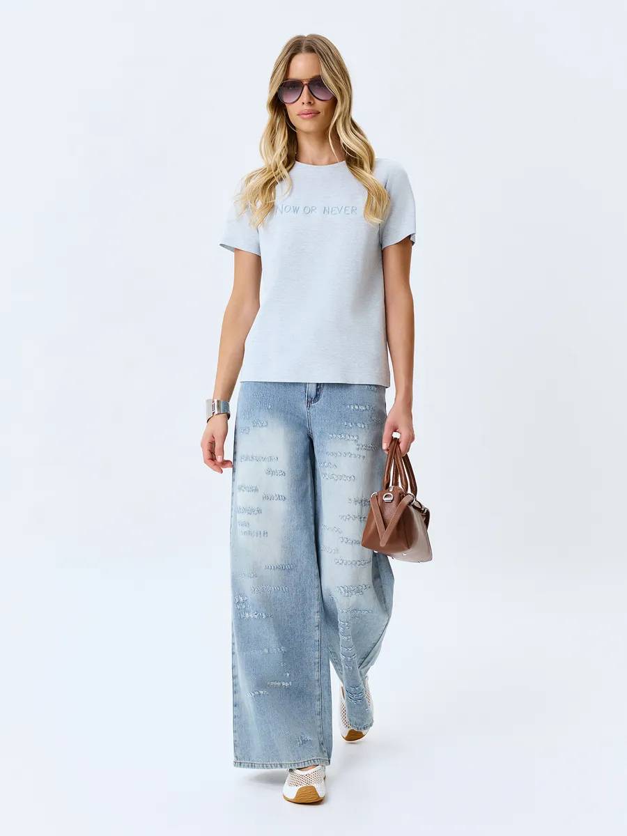 Меланжевая футболка с деликатной вышивкой, 52