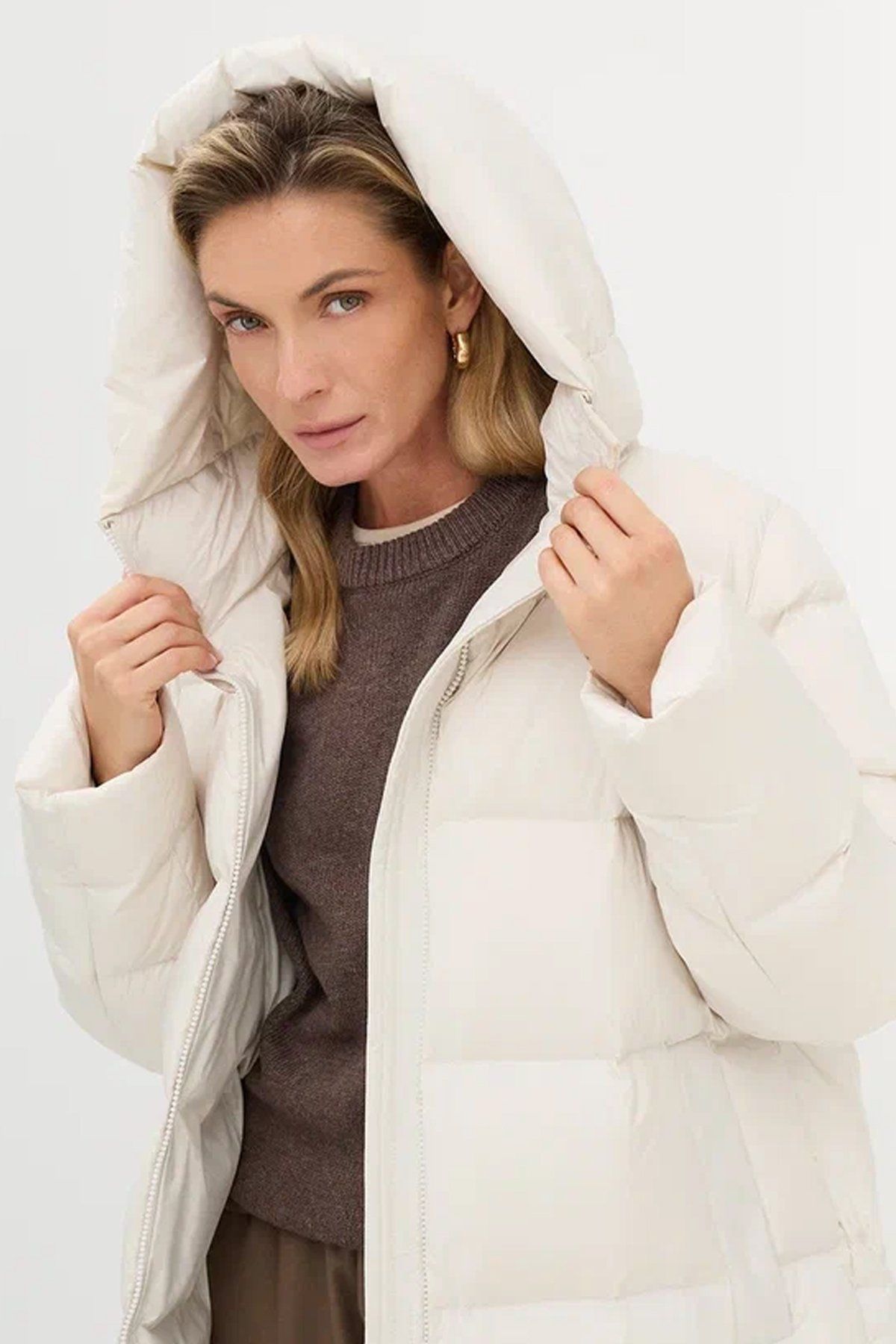 Удлиненное пальто свободного силуэта из натурального пуха в светло-бежевом цвете, 52р